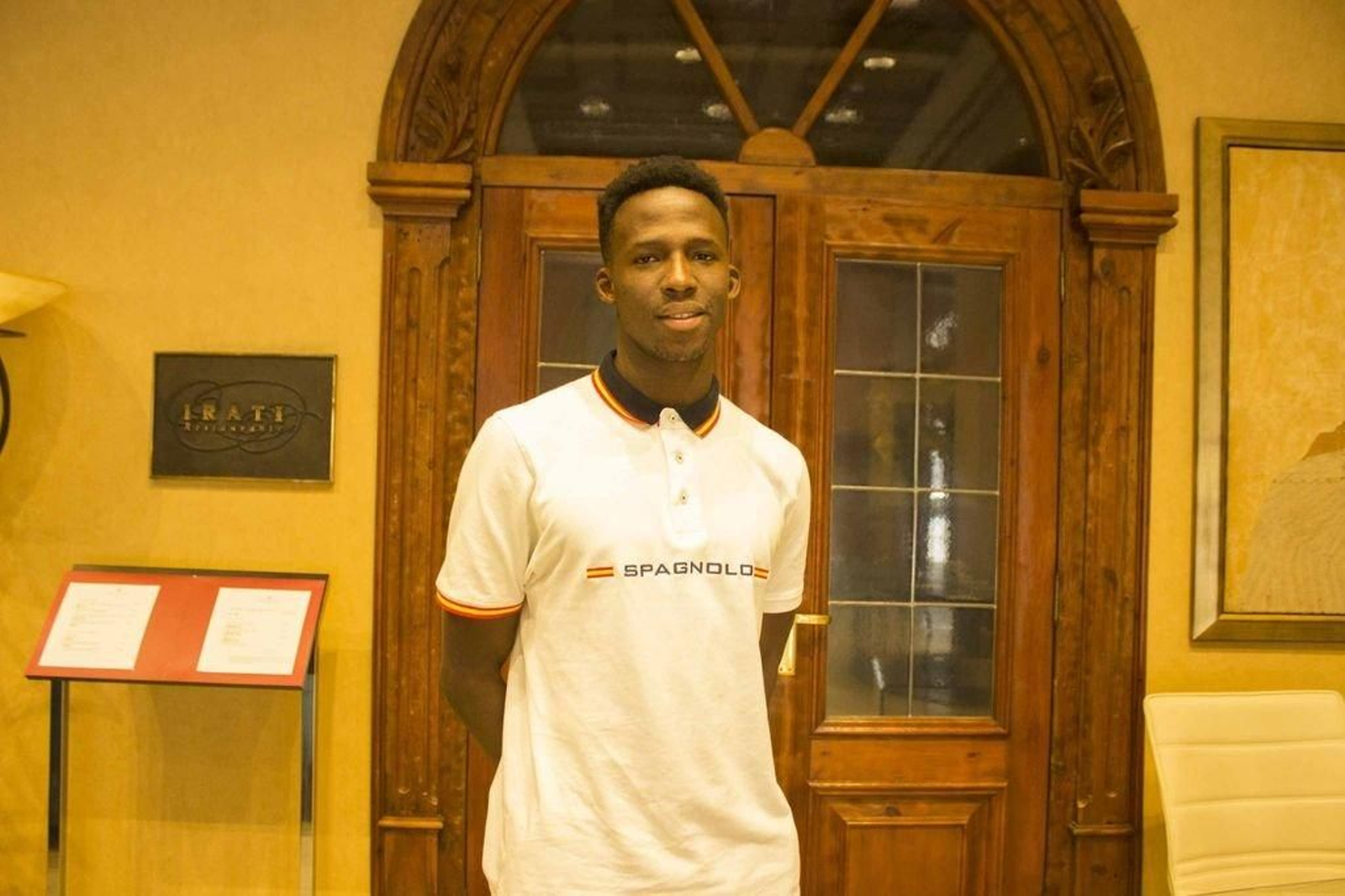 Mamadou Dicou posaba ayer en la recepción del hotel de concentración de España en Vigo.