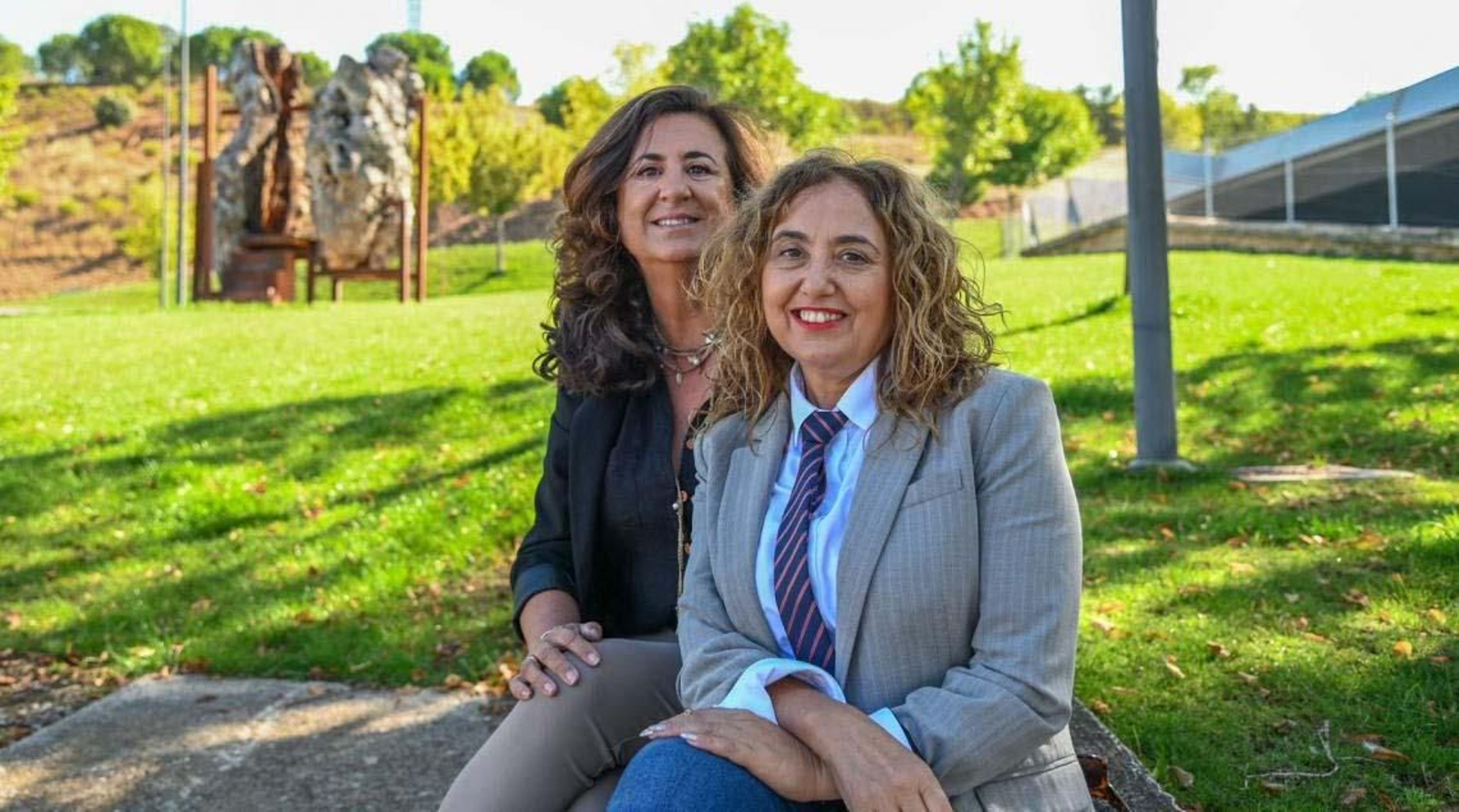 Nuria Fernández (izda) con la vicerrectora del Campus de Ponferrada, Pilar Marqués