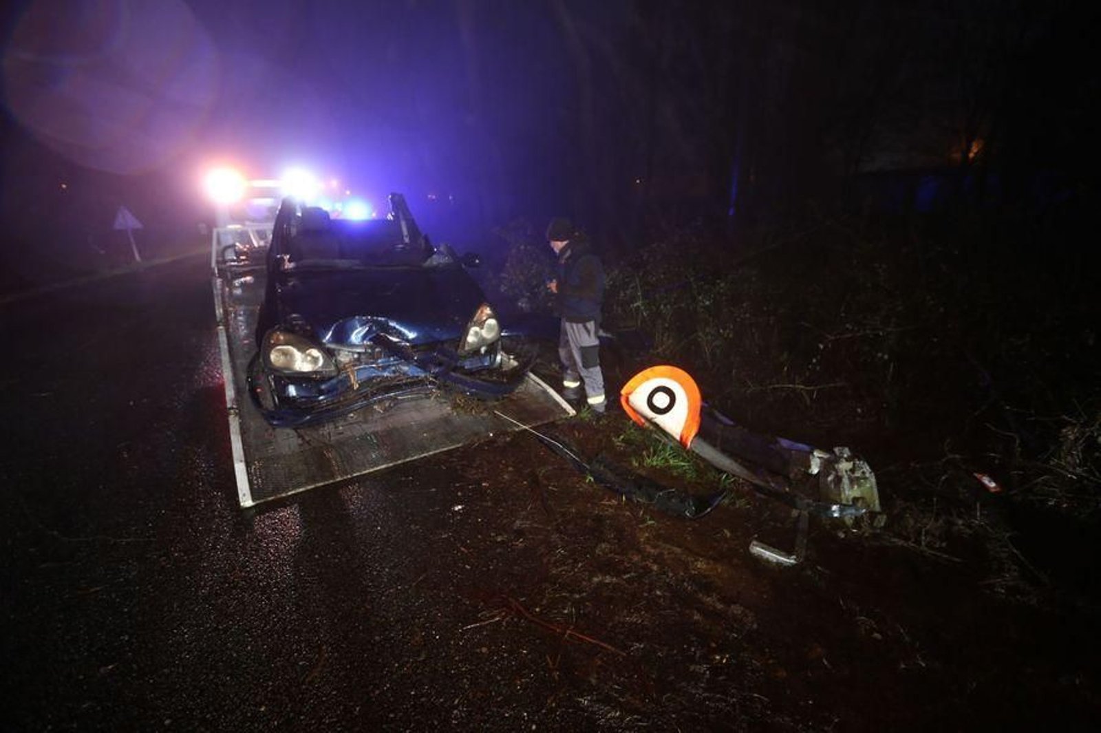 Herida al quedar atrapada en su vehículo tras colisionar contra un poste de la luz en Mos // Alberte