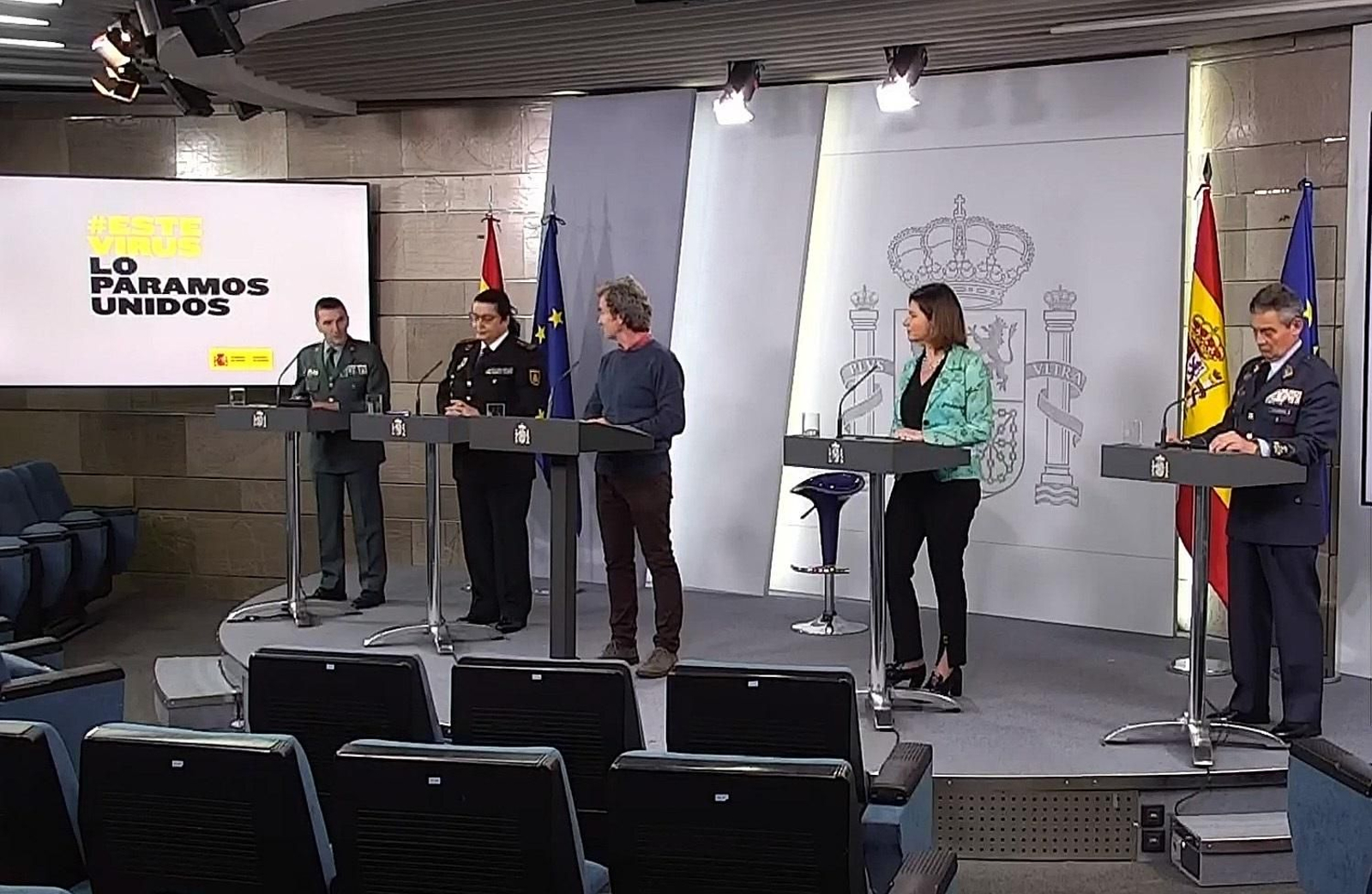 el jefe del Estado Mayor de la Guardia Civil, general José Manuel Santiago; Pilar Ullúe, subdirectora de Recursos Humanos y Formación del Cuerpo Nacional de Policía; el director del Centro de Coordinación de Alertas y Emergencias Sanitarias del Ministerio de Sanidad, Fernando Simón; la secretaria general de Transportes, María José Rallo del Olmo, y el jefe del Estado Mayor de la Defensa, el general Miguel Villarroya, durante la rueda de prensa