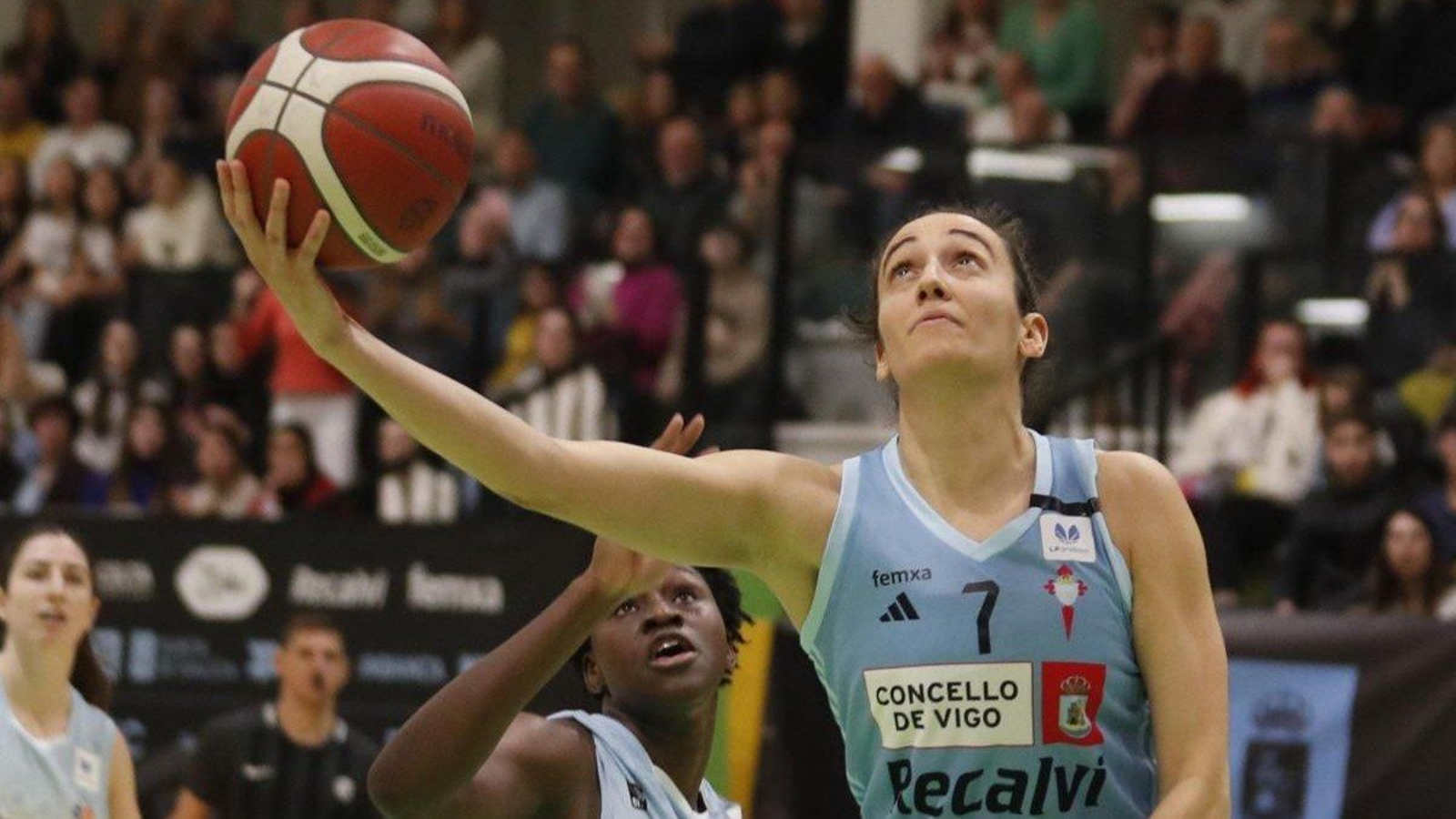 Clementine Samson entra a canasta en la victoria de la semana pasada ante el Perfumerías Avenida.