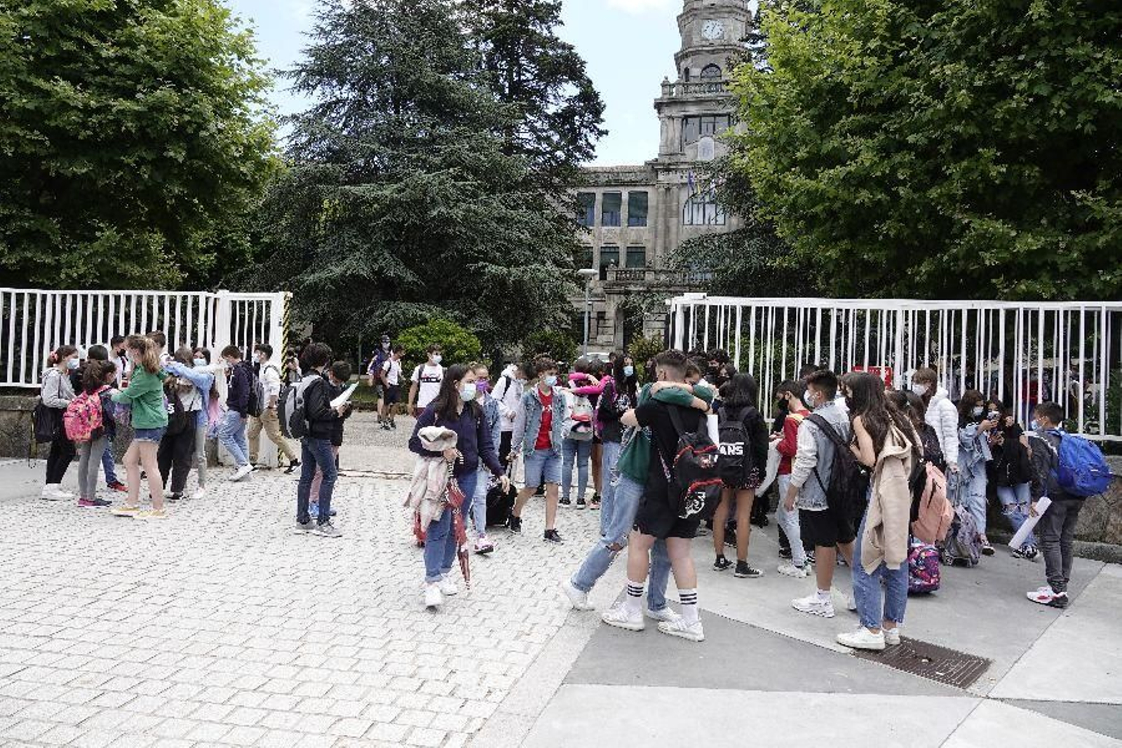 El curso del covid se despide con abrazos. // Vicente Alonso