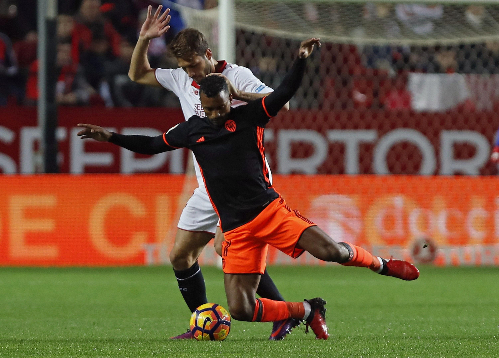 Franco Vázquez y Nani pelean por un balón en el choque de ayer.