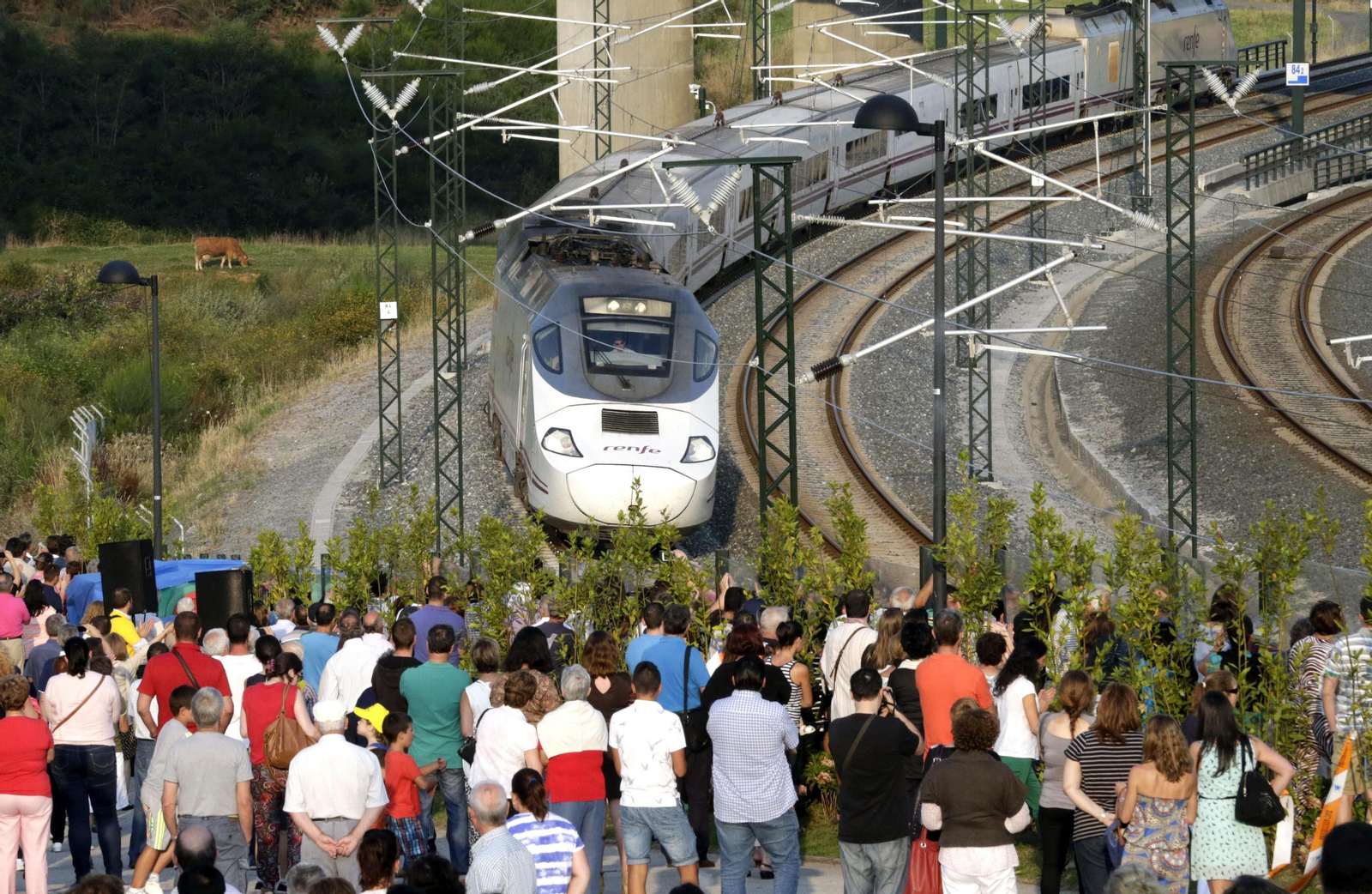 fFamiliares de víctimas ven pasar un Alvia por Angrois