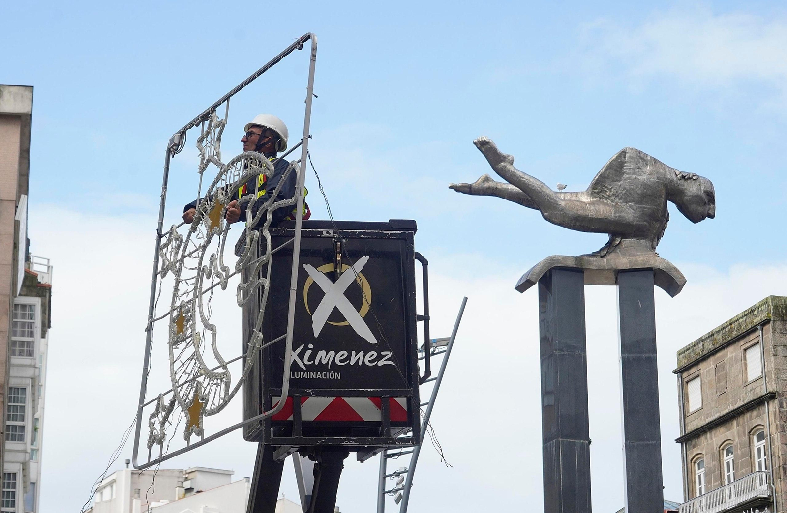 Montaje de los elementos decorativos de la Navidad de Vigo. // J.V. Landín