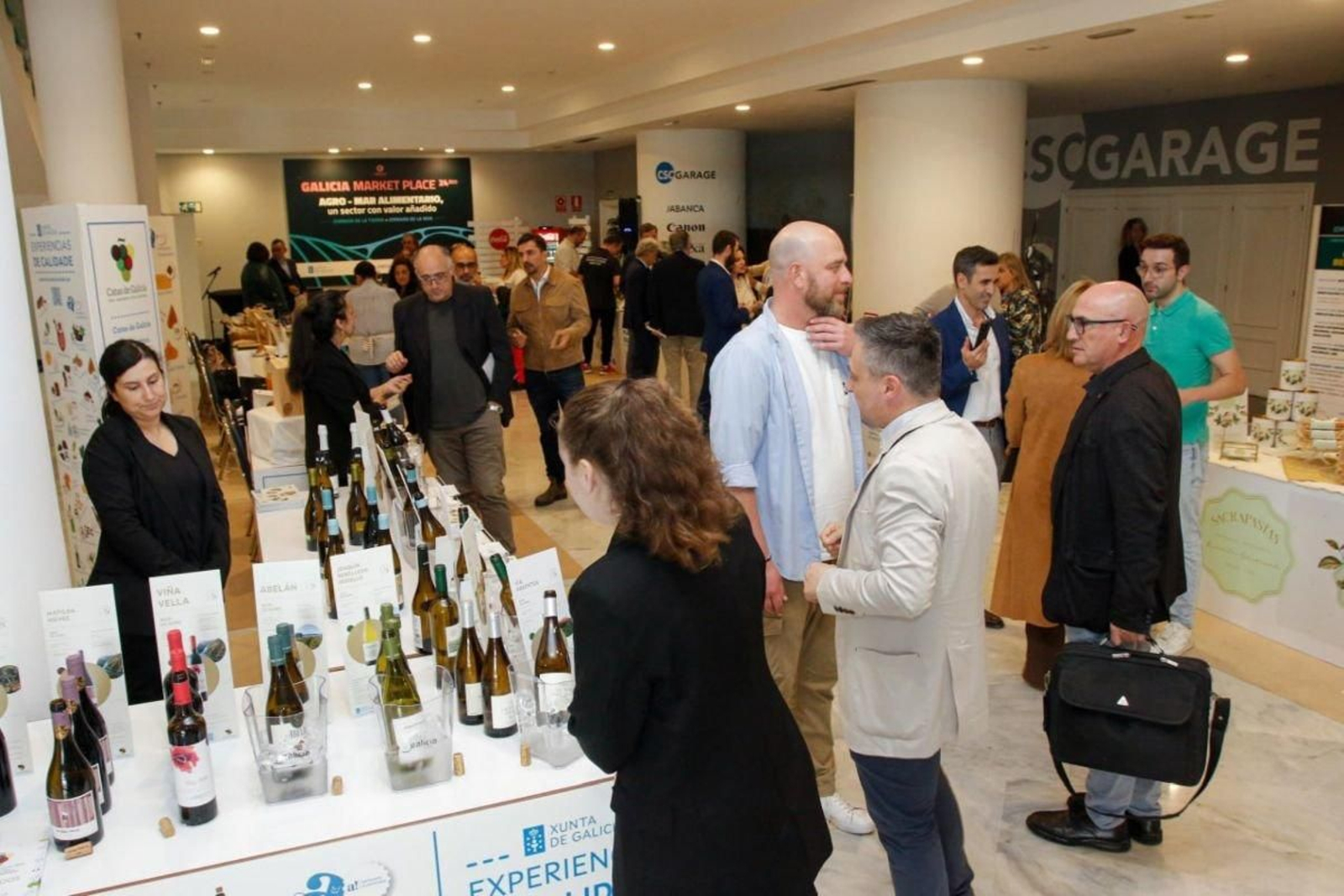 Momento para la degustación de productos en un intermedio de las charlas, ayer en el Círculo de Empresarios.