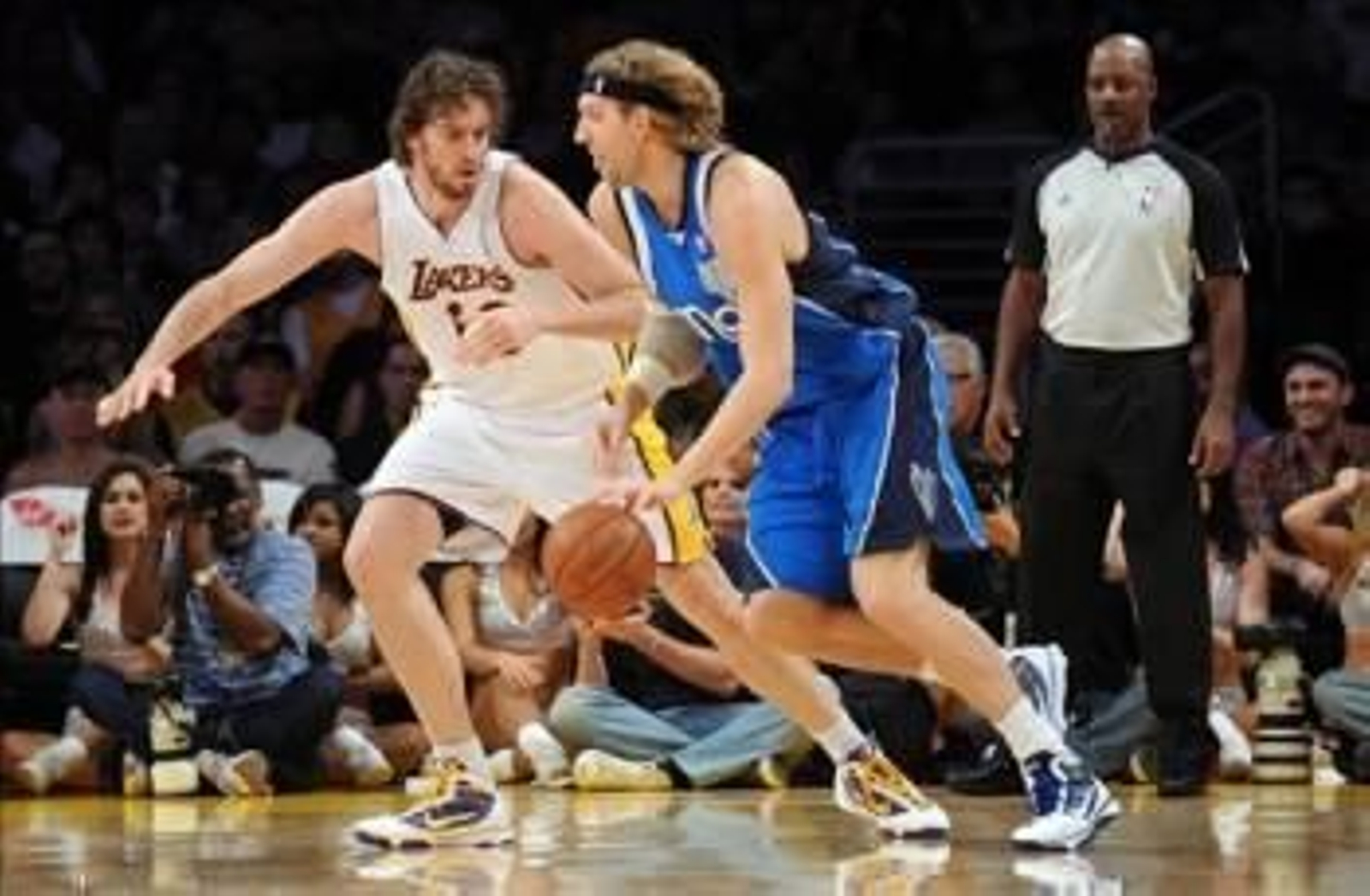 El jugador Dirk Nowitzki dribla ante Pau Gasol. (Foto: Andrew Gombert)