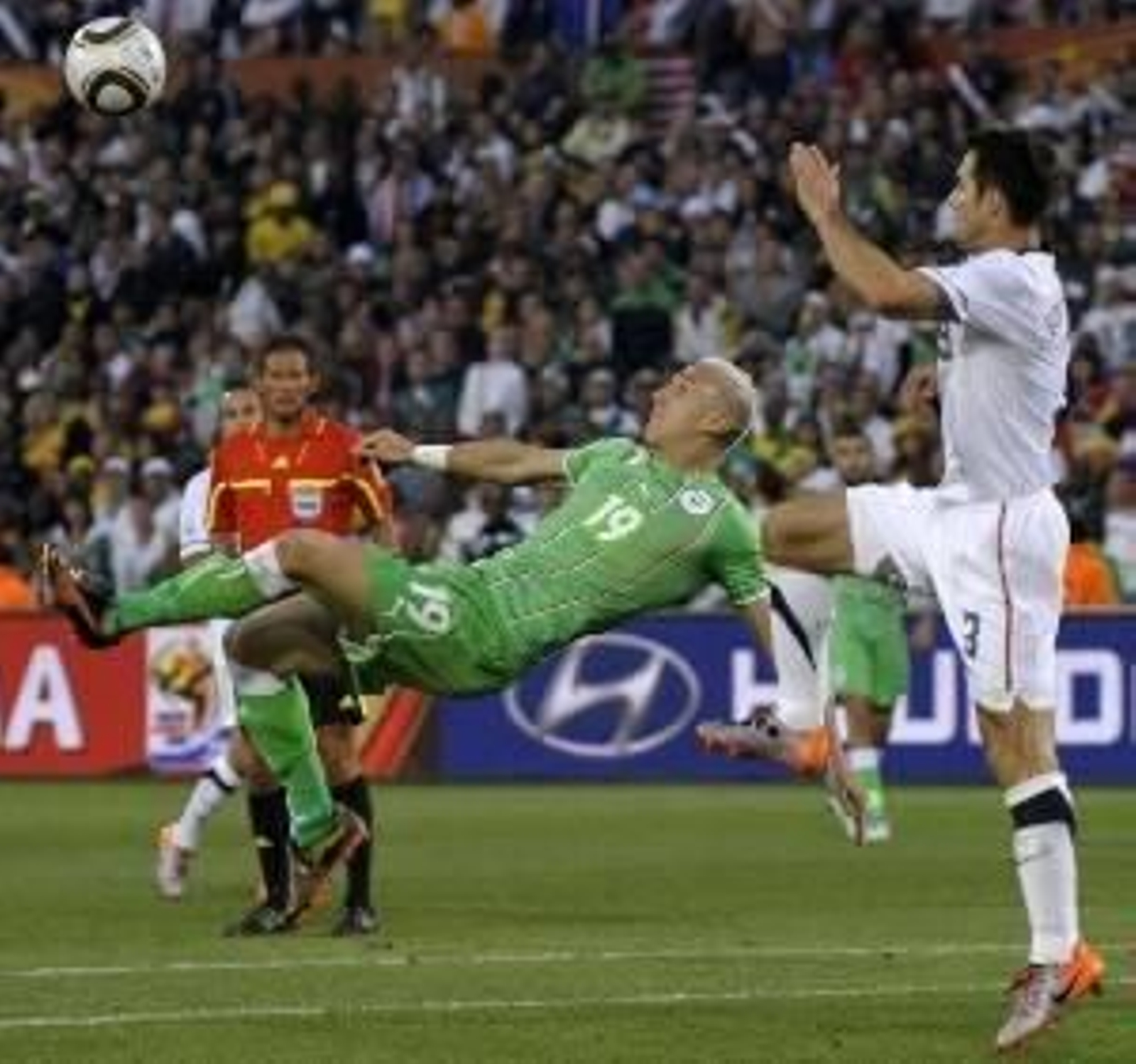 Intenta a chilena Djebbour dentro del área, pero se le marcha desviada