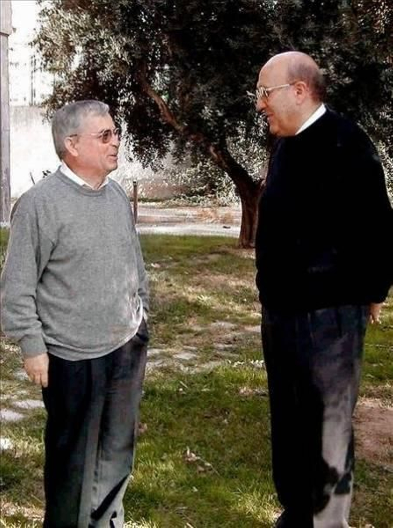 Fotografía de archivo (7/1/2001) del sacerdote y misionero murciano Francisco Lerma (izda.).