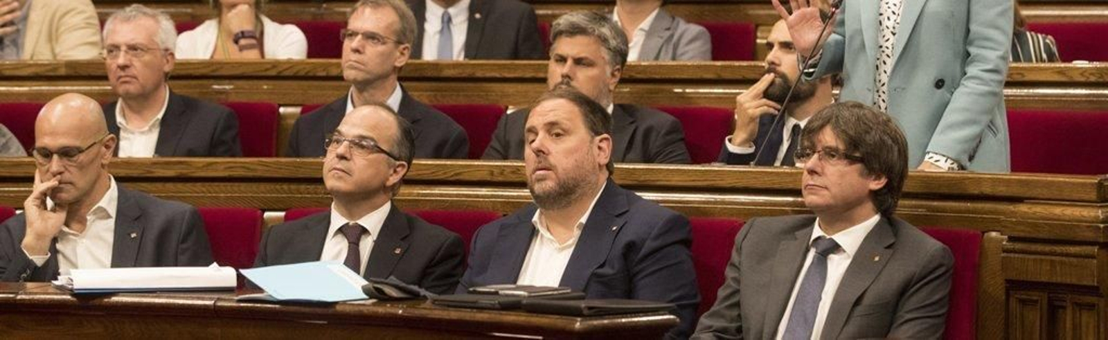 Junts pel Sí y la CUP han pedido hoy una alteración del orden del día del pleno del Parlament para que se debata y vote la Ley del Referéndum