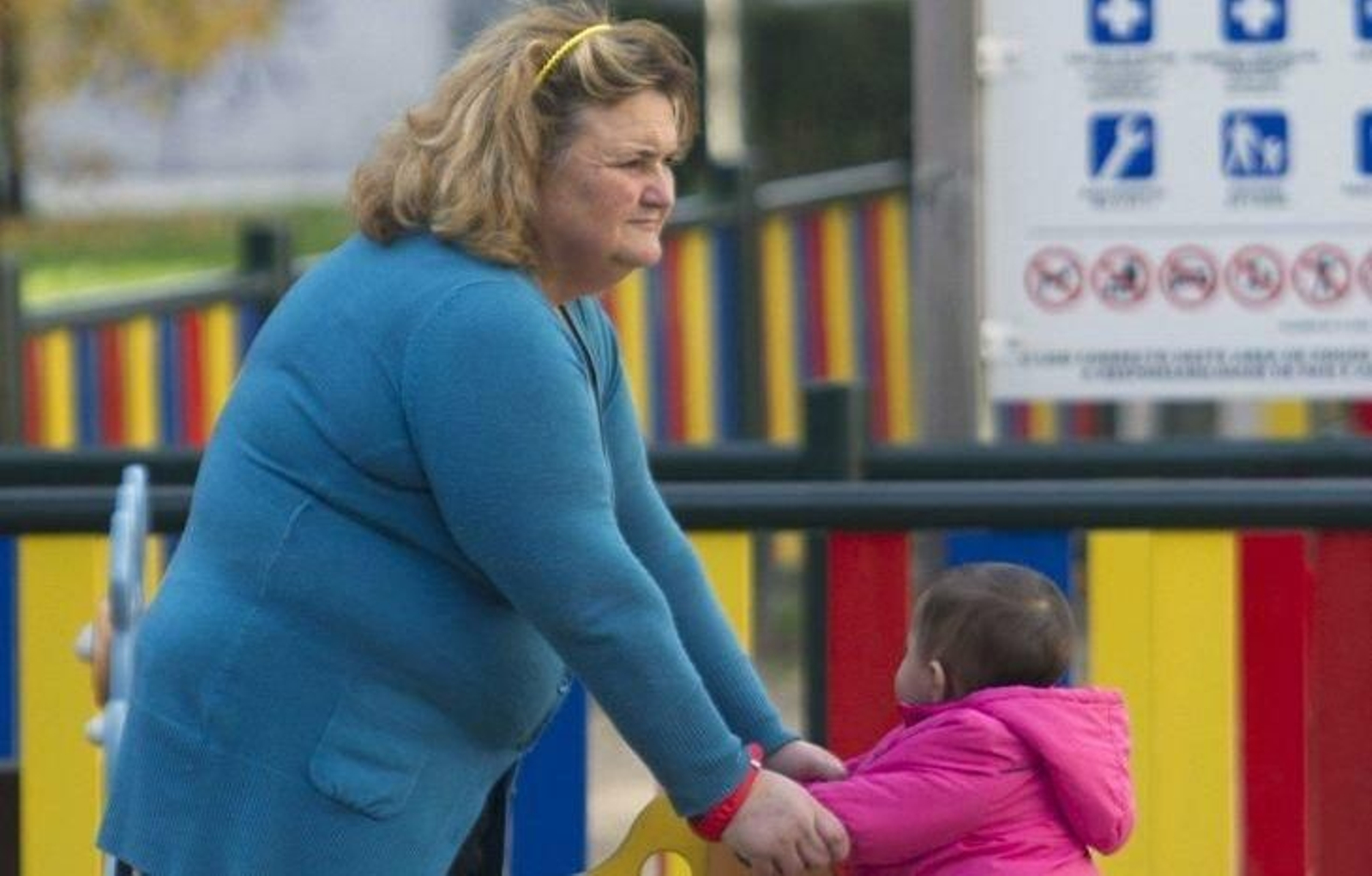 Una abuela juega con una niña en un parque.