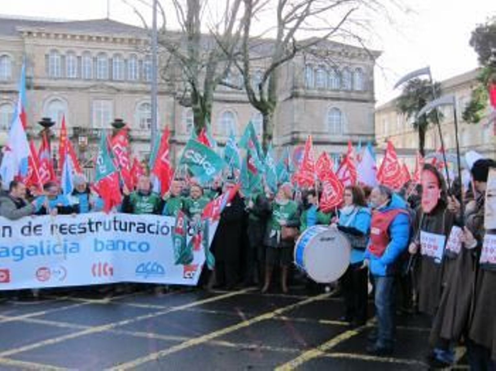 Sindicalistas de Novagalicia Banco han convocado hoy una concentración de protesta ante el edificio administrativo de la Xunta