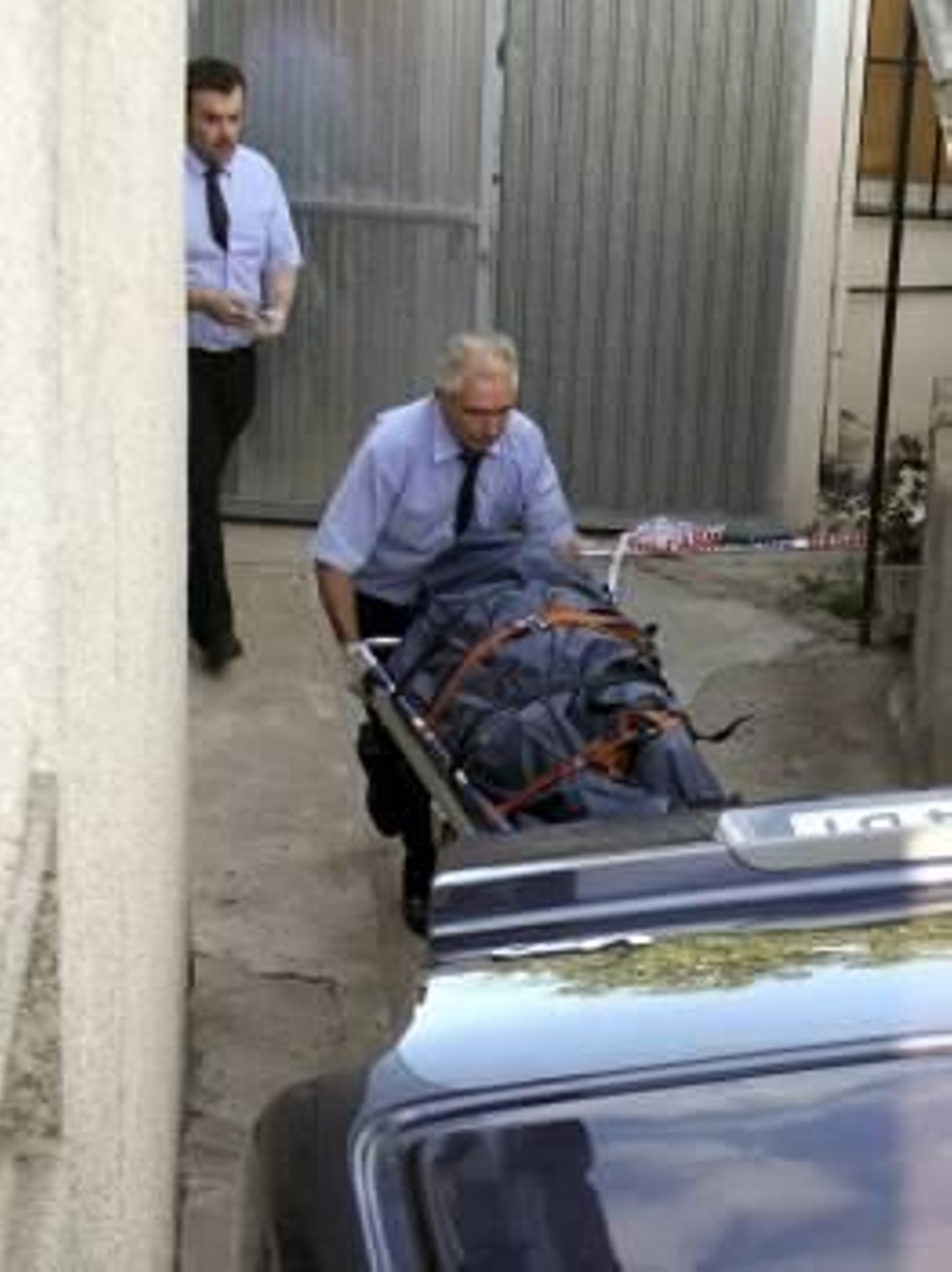 Miembros de los servicios funerarios trasladasn el cadáver. (Foto: Salvador Sas)