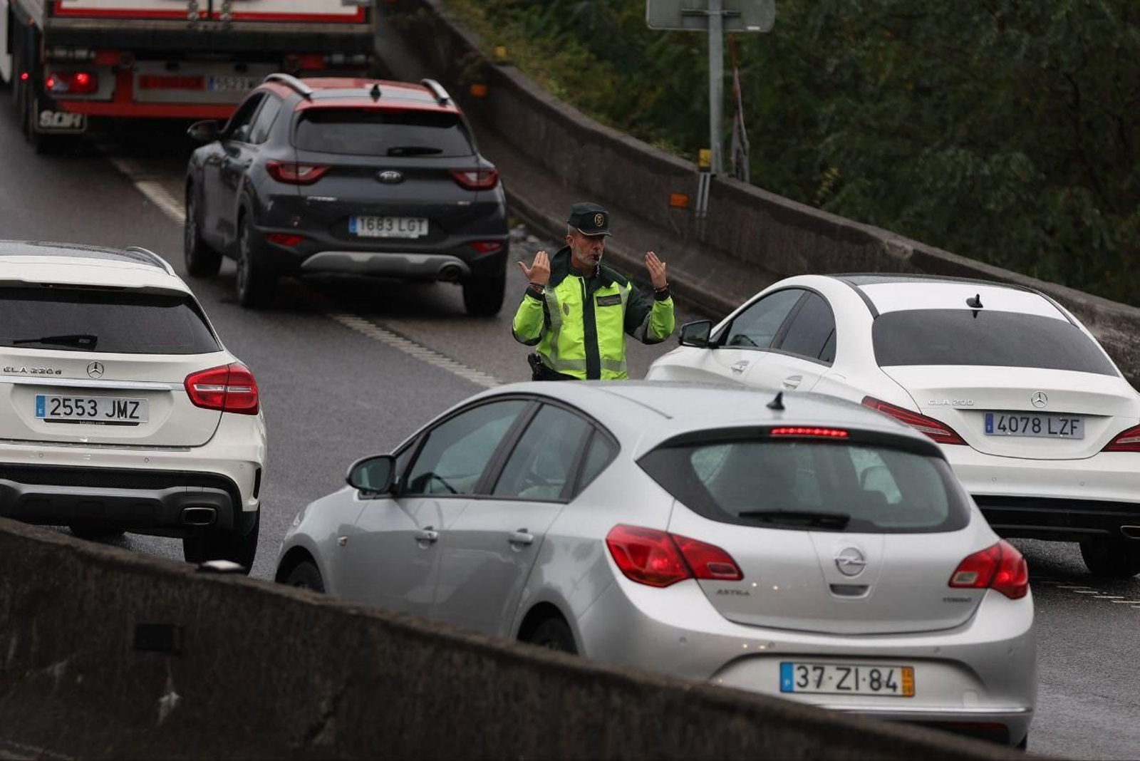 Accidente de un camión en la A-55 en Mos. // Alberte