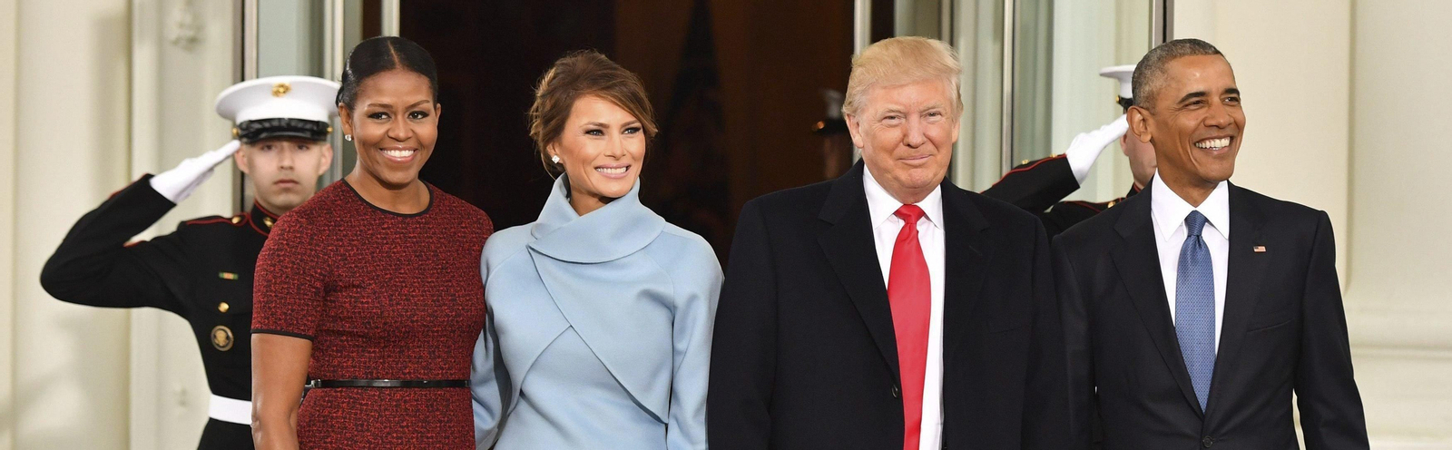 El presidente saliente, Barack Obama (d) y el presidente electo, Donald Trump (2d), posan junto a sus respectivas esposas, Michelle (i) y Melania