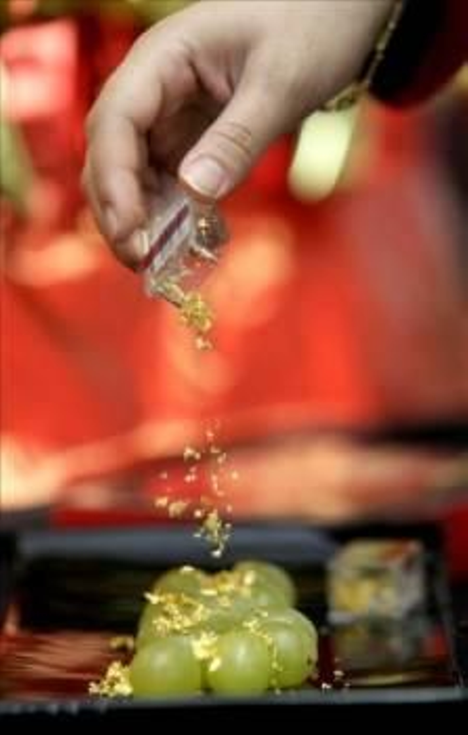 Detalle de algunas uvas de la suerte que espolvoreadas con virutas de oro comestible de 22 quilates. (Foto: Manuel Lorenzo)