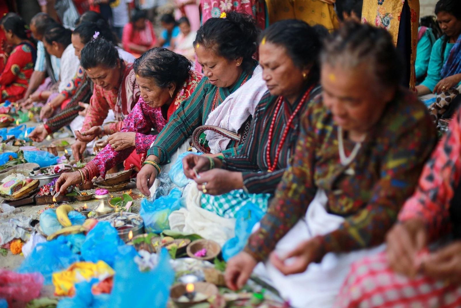Mujeres nepalíes hacen manualidades (EP)