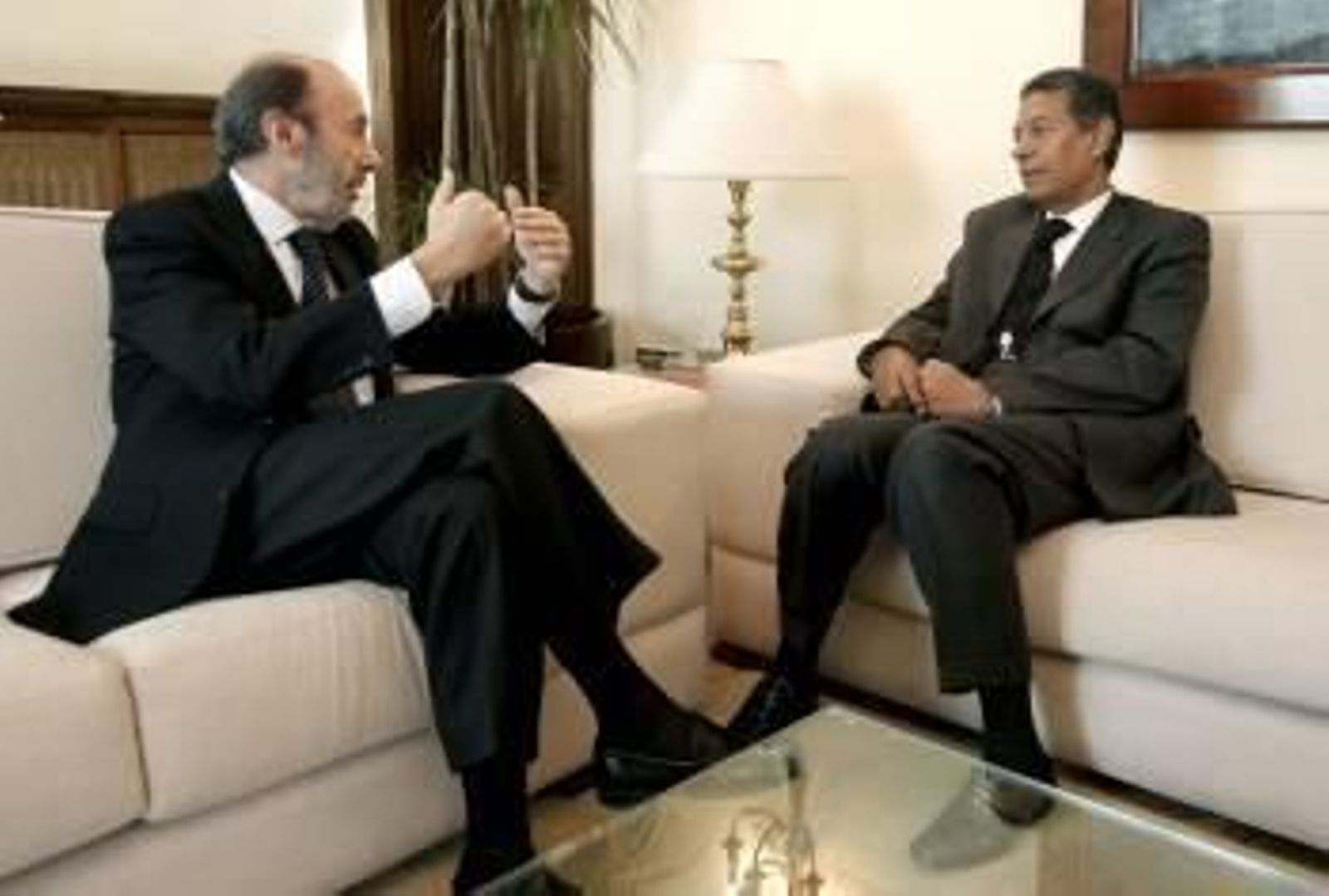 Pérez Rubalcaba junto el ministro de Interior de Marruecos. (Foto: Emilio Naranjo)