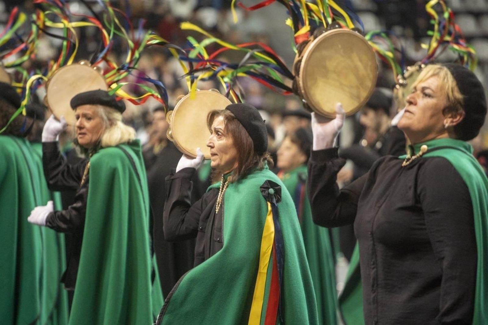 Las rondallas desfilaron por el pabellón portando instrumentos y banderas.
