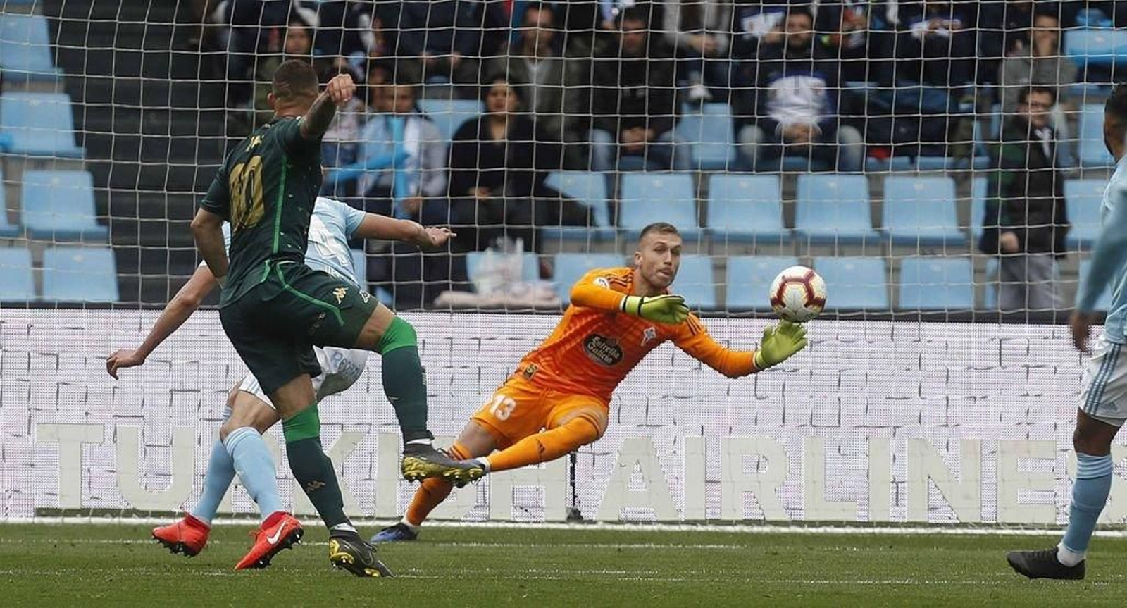 Rubén Blanco detiene el remate de un jugador bético en el partido disputado en la mañana de ayer en Balaídos.