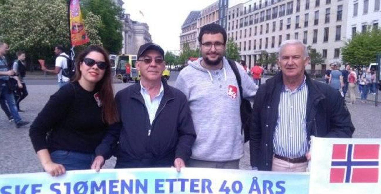 Integrantes de IU Exterior apoyando las reivindicaciones de Long Hope en Berlín.