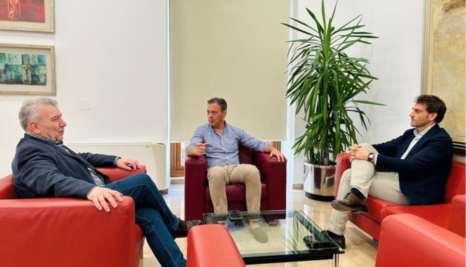 Encuentro mantenido hoy entre el consejero de Presidencia, Portavocía y Acción Exterior, Marcos Ortuño, el presidente del Centro Murciano en Córdoba (Argentina), Gustavo Yepes (i), y el director general de Acción Exterior y Cooperación, Juan José Almela (d).