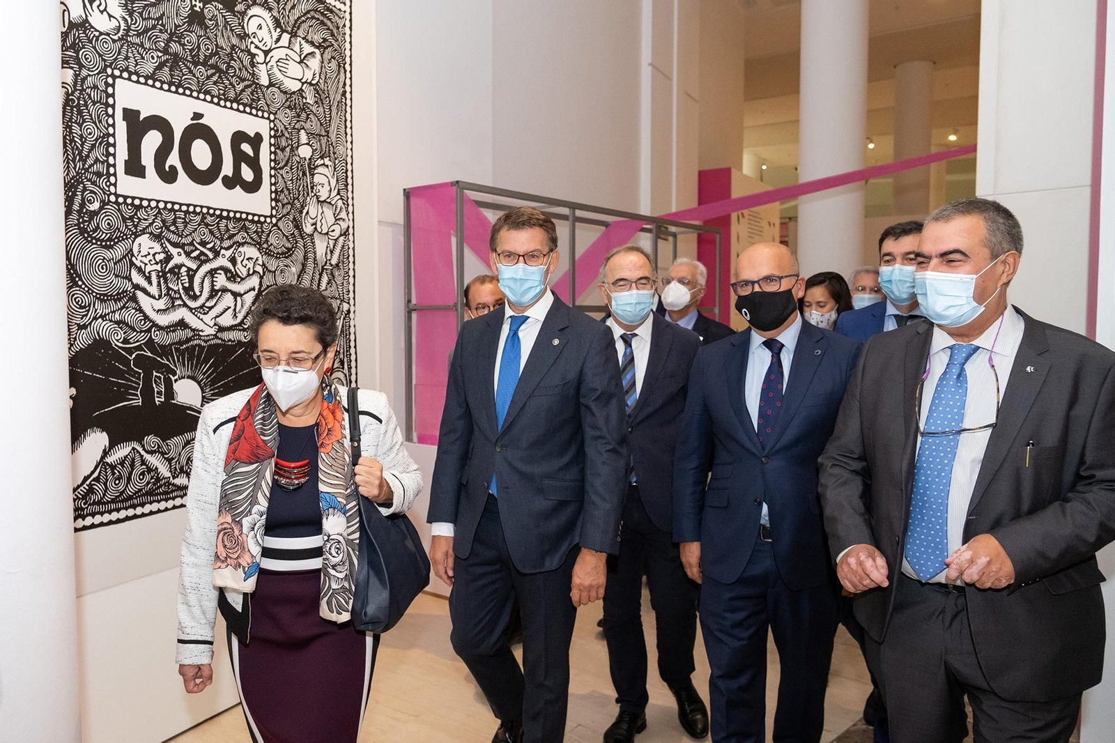 Ana Acuña, Feijoo, Bugallo, Baltar y Monxardín, junto a la famosa ilustración de la revsita Nós.
