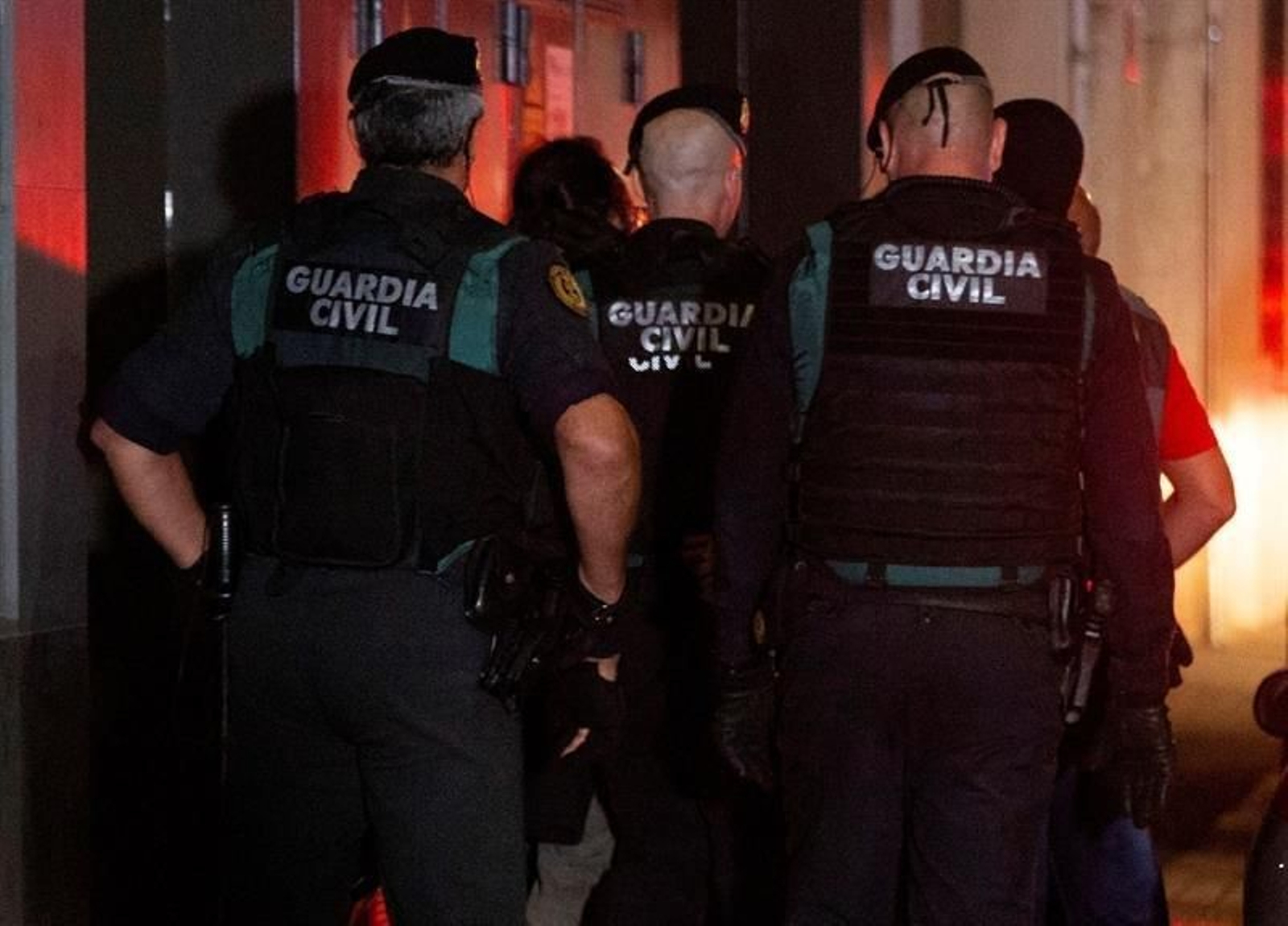 La Guardia Civil detiene a un individuo durante la operación policial contra activistas independentistas vinculados a los CDR.