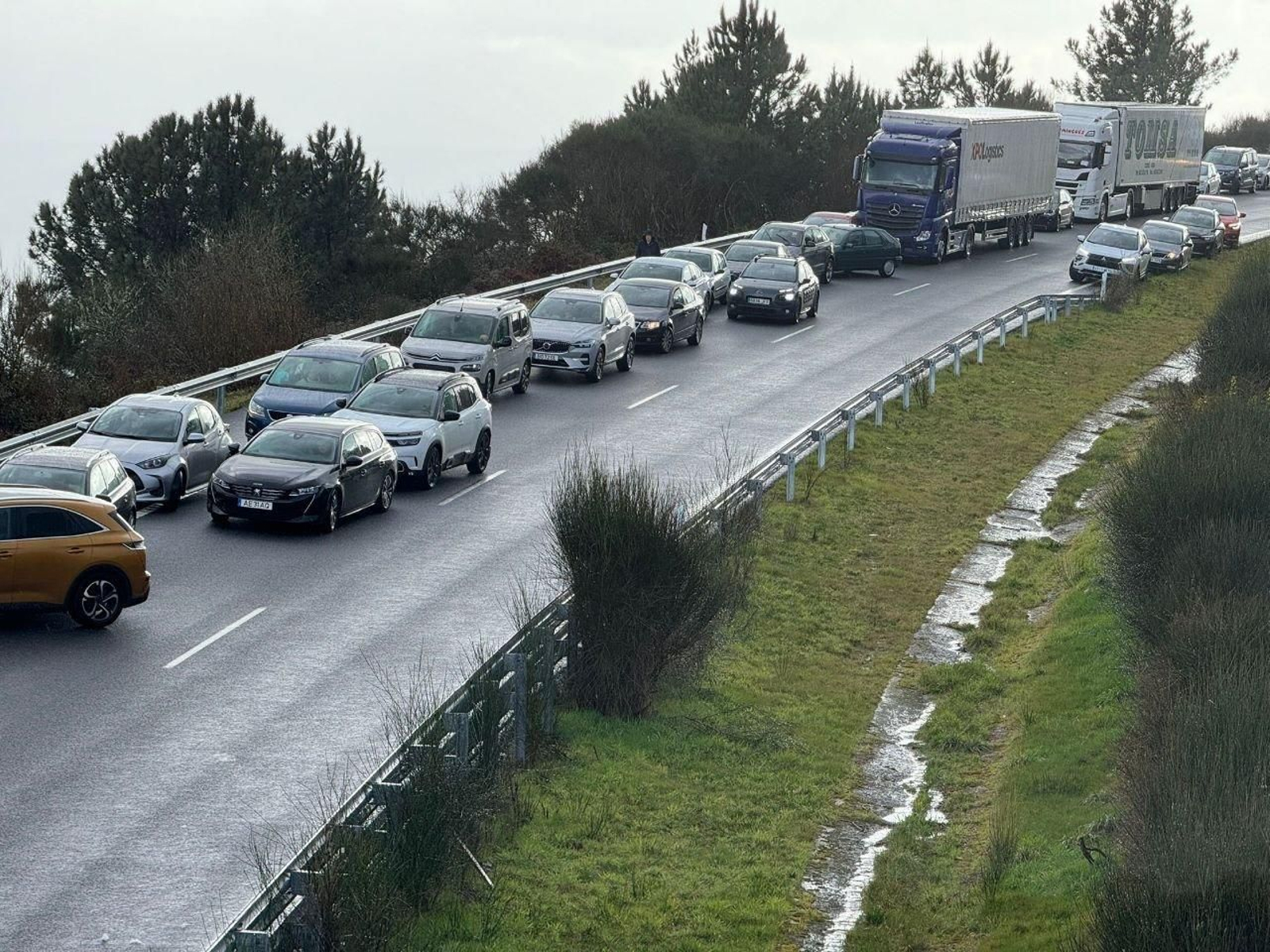 Despliegue por el accidente múltiple en la A-52.