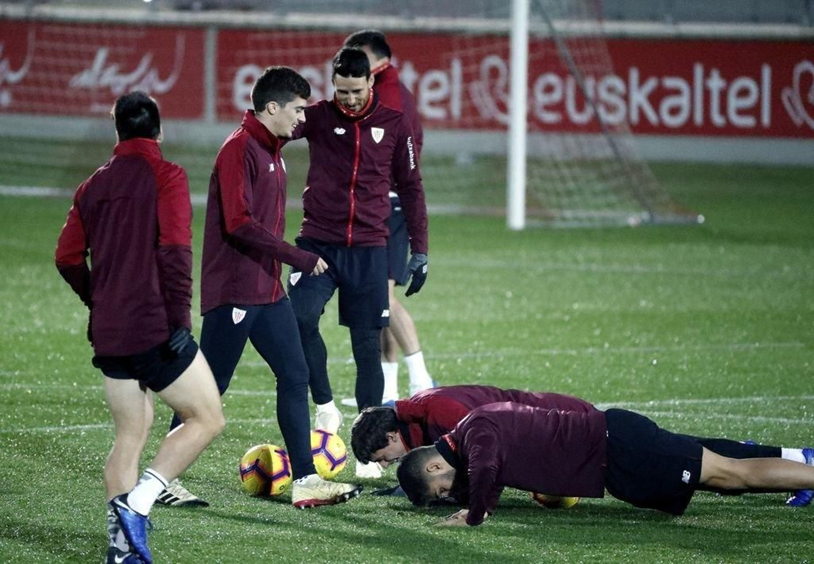 Aritz Aduriz observa a sus compañeros durante un entrenamiento esta semana en Lezama.