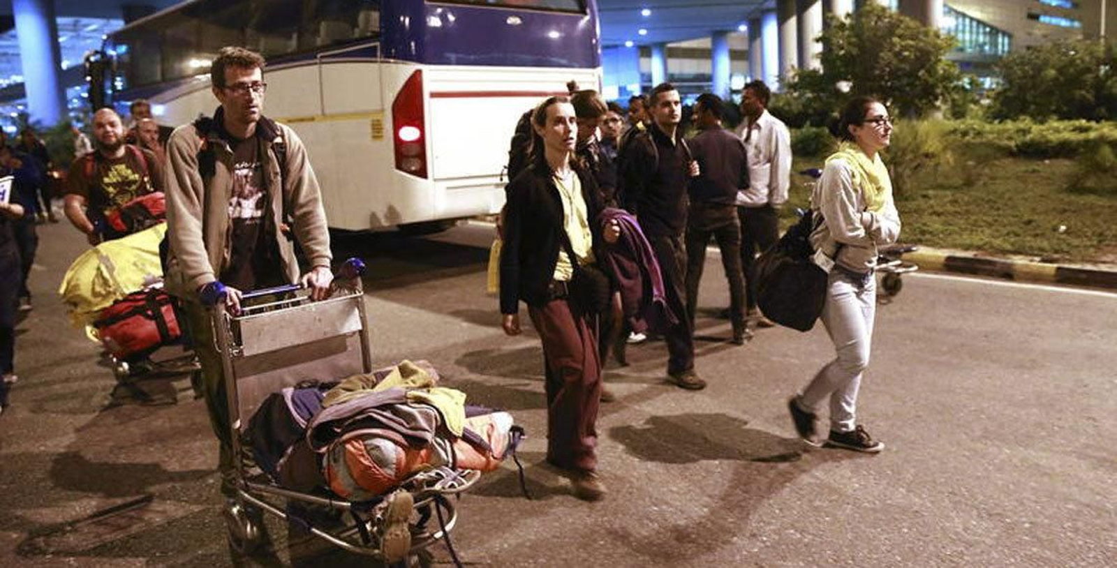 El primer grupo de españoles evacuados de Nepal, a su llegada a Nueva Delhi.