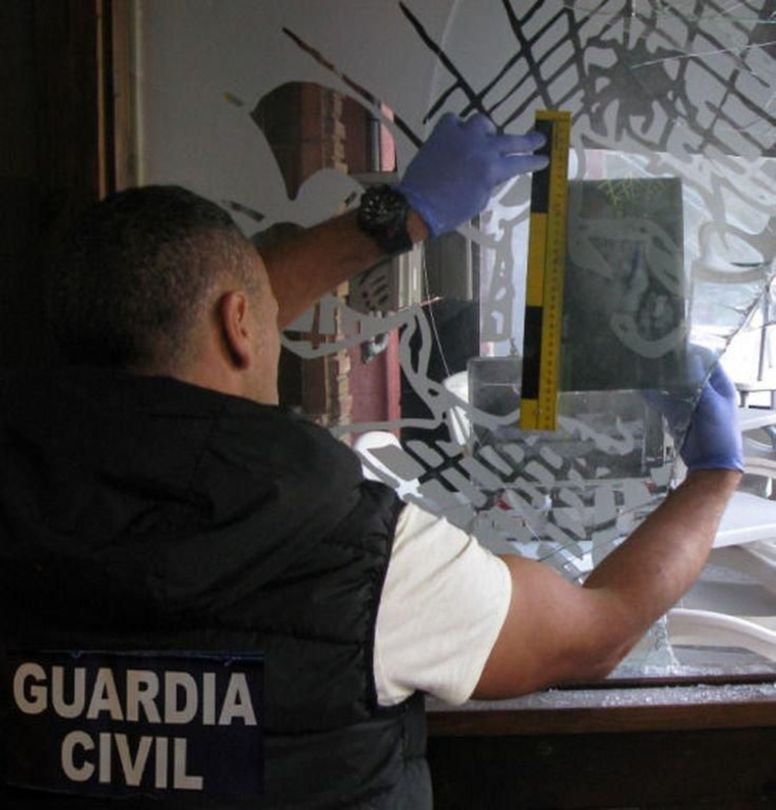 El investigado accedía a los inmuebles por una ventana que rompía previamente con una herramienta.