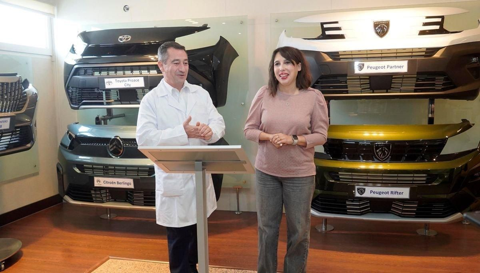 El director de OP Mobility en Redondela, Eduardo Villanueva, con la conselleira, María Jesús Lorenzana.