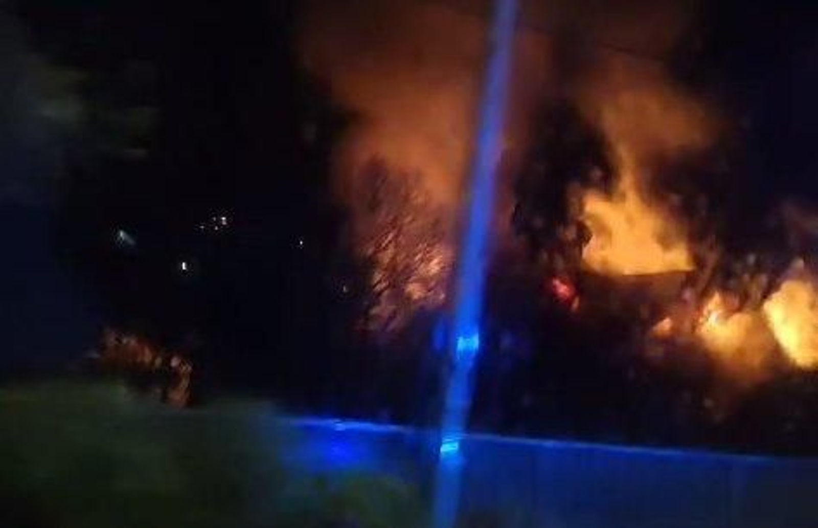 Arde una casa de madera en la Avenida del Aeropuerto en Vigo. // Cedida