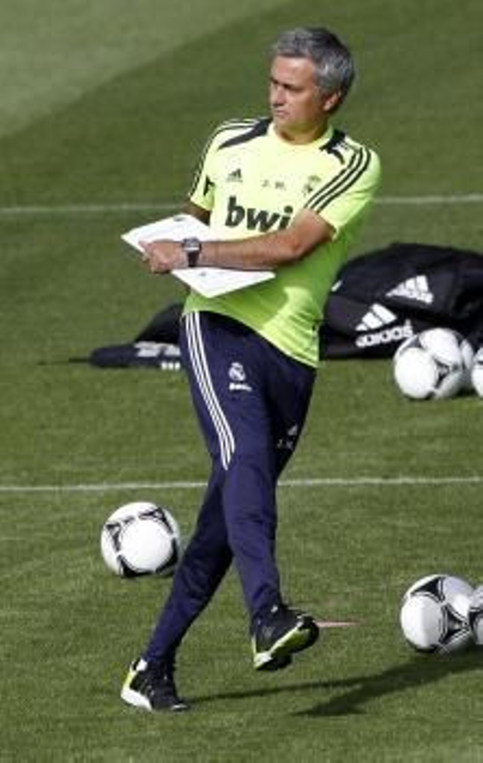 José Mourinho golpea un balón durante el entrenamiento Real Madrid