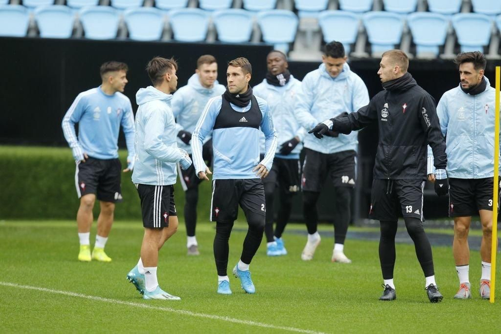 Los titulares en Calahorra se ejercitan ayer en Balaídos.