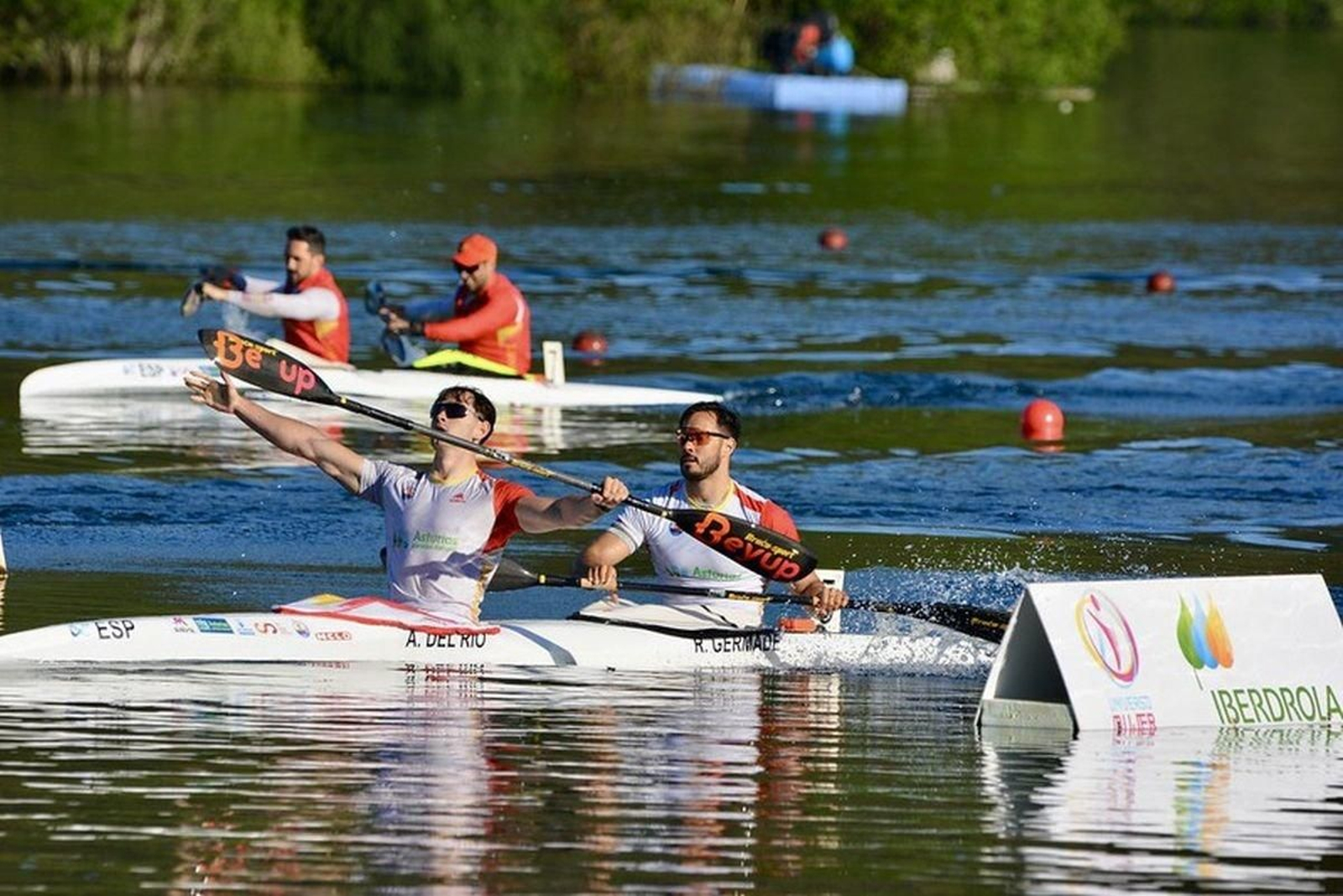 El madrileño Adrián del Río celebra la primera plaza ayer en Pontevedra con el cangués Germade detrás.
