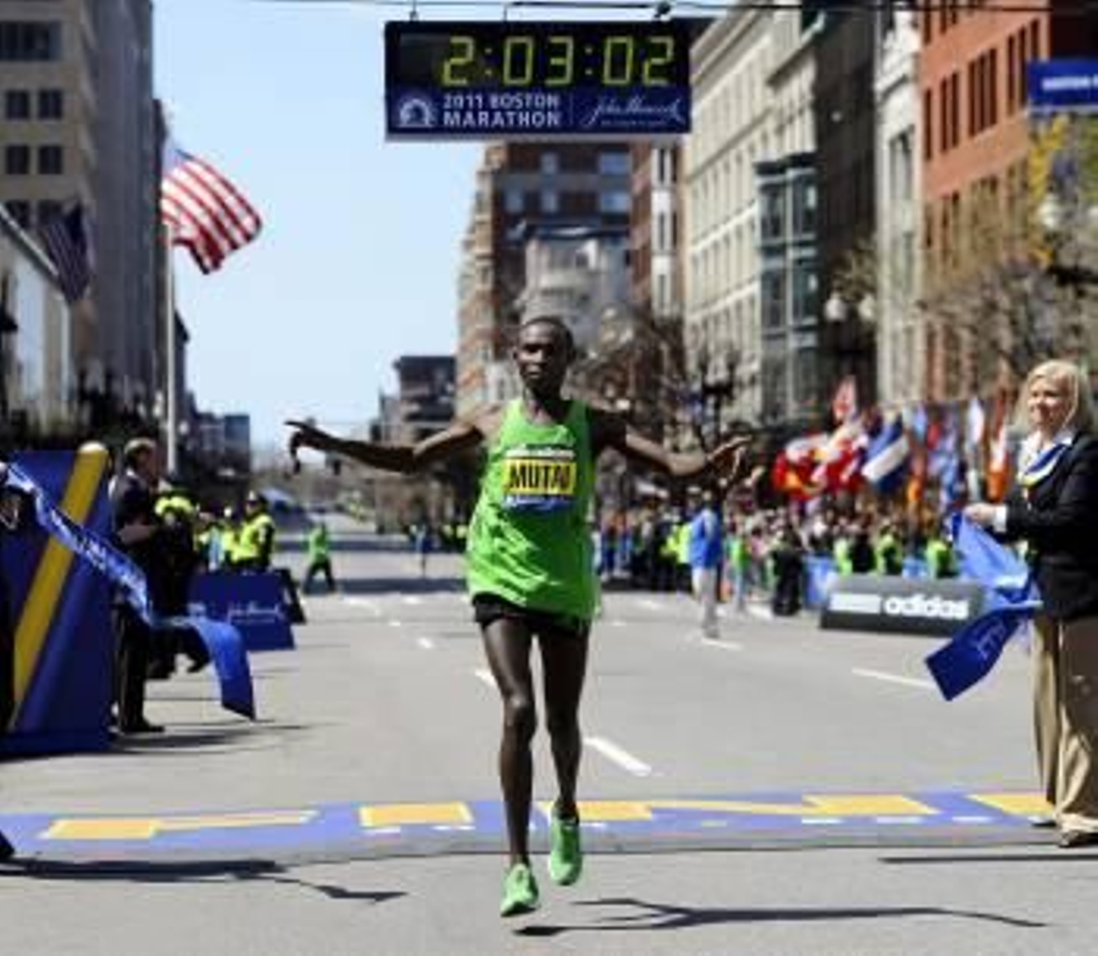 El keniata Geoffrey Mutai cruza en primer lugar la meta de la 115º edición del maratón de Boston, Estados Unidos. EFE