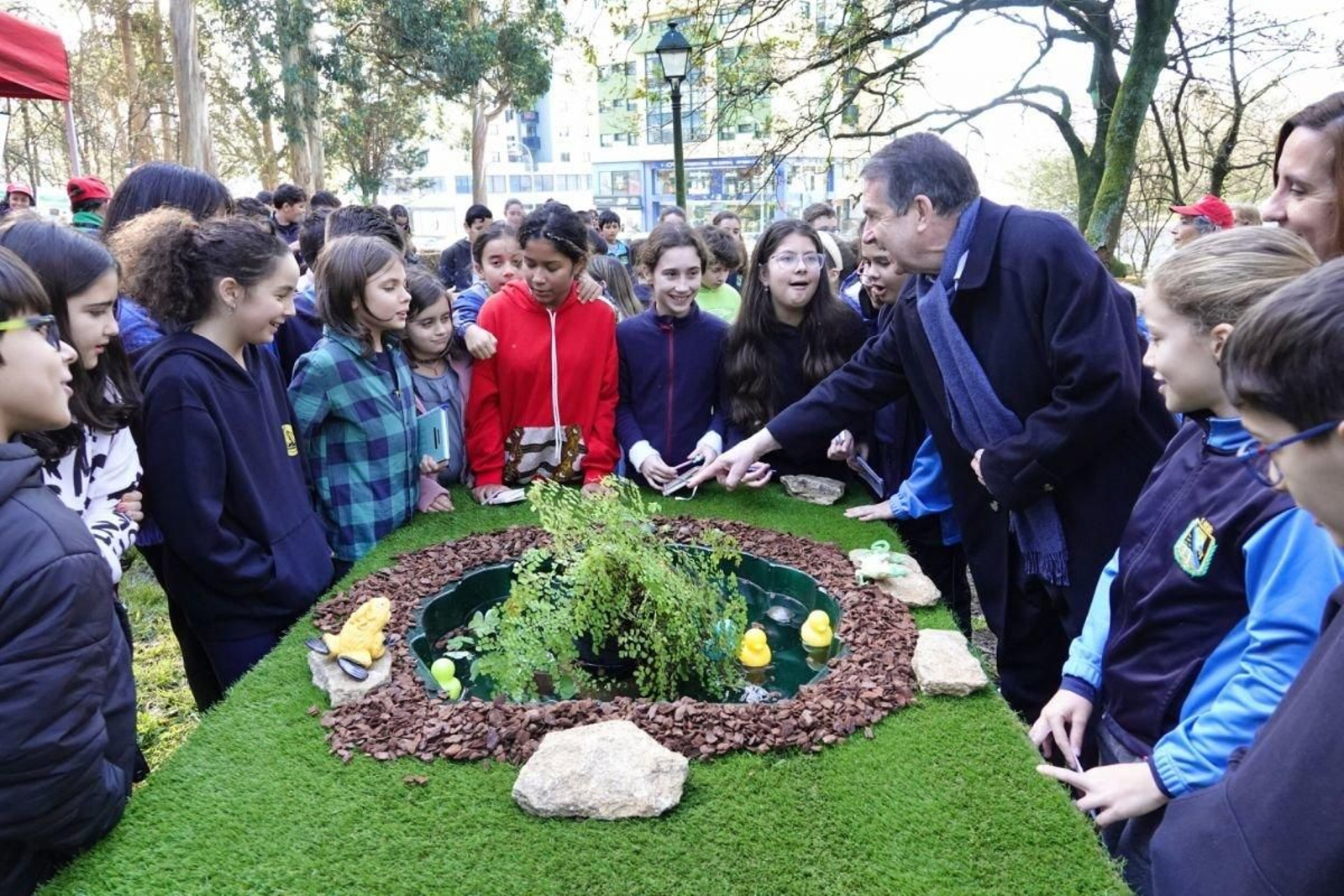 Abel Caballero ayer en A Bouza con alumnos del CEIP El Rocío.