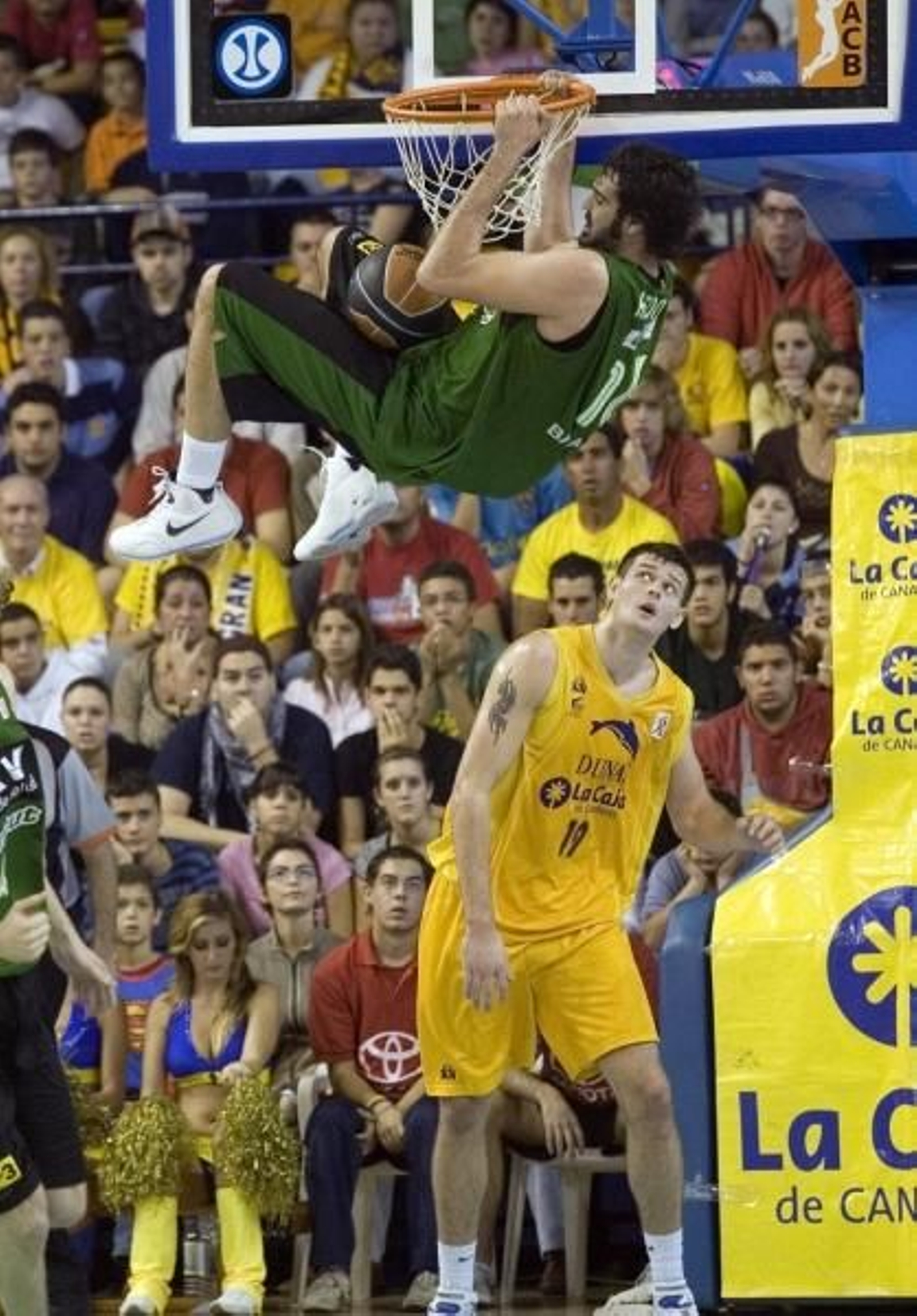 Edu Hernández, del Joventut,  realiza un mate ante Feeland, del Grupo Canarias, en el último encuentro de 'la Penya'.