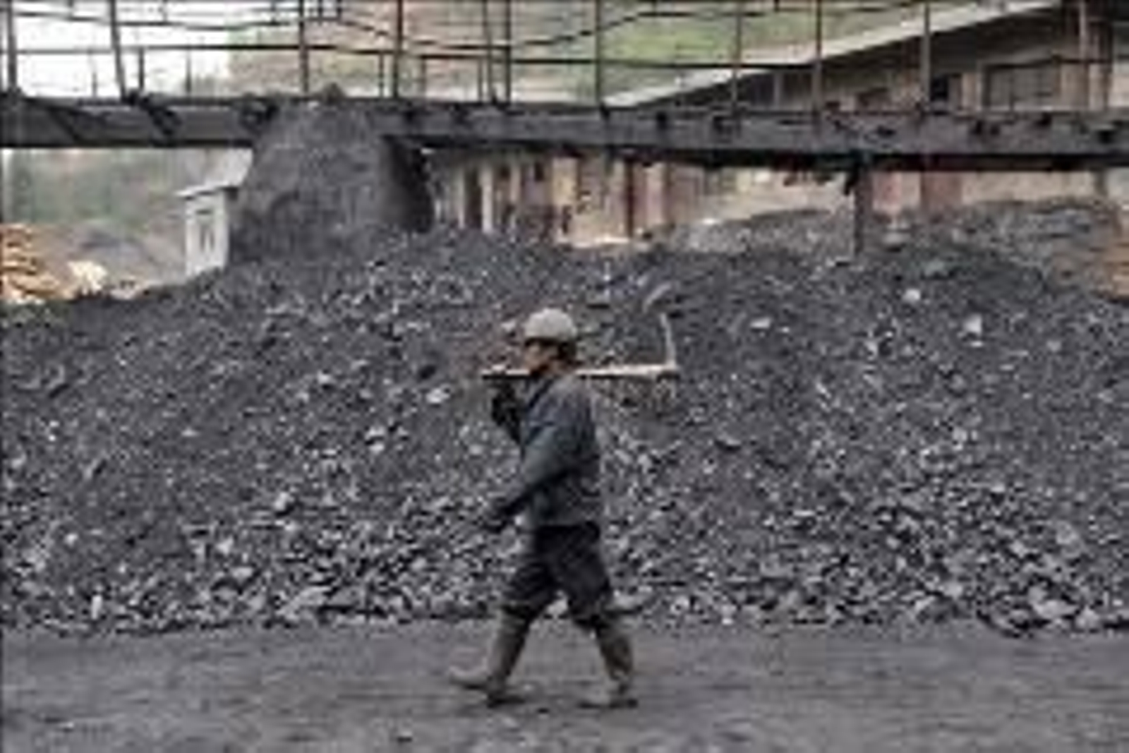 En la imagen, un minero camina por una explotación.