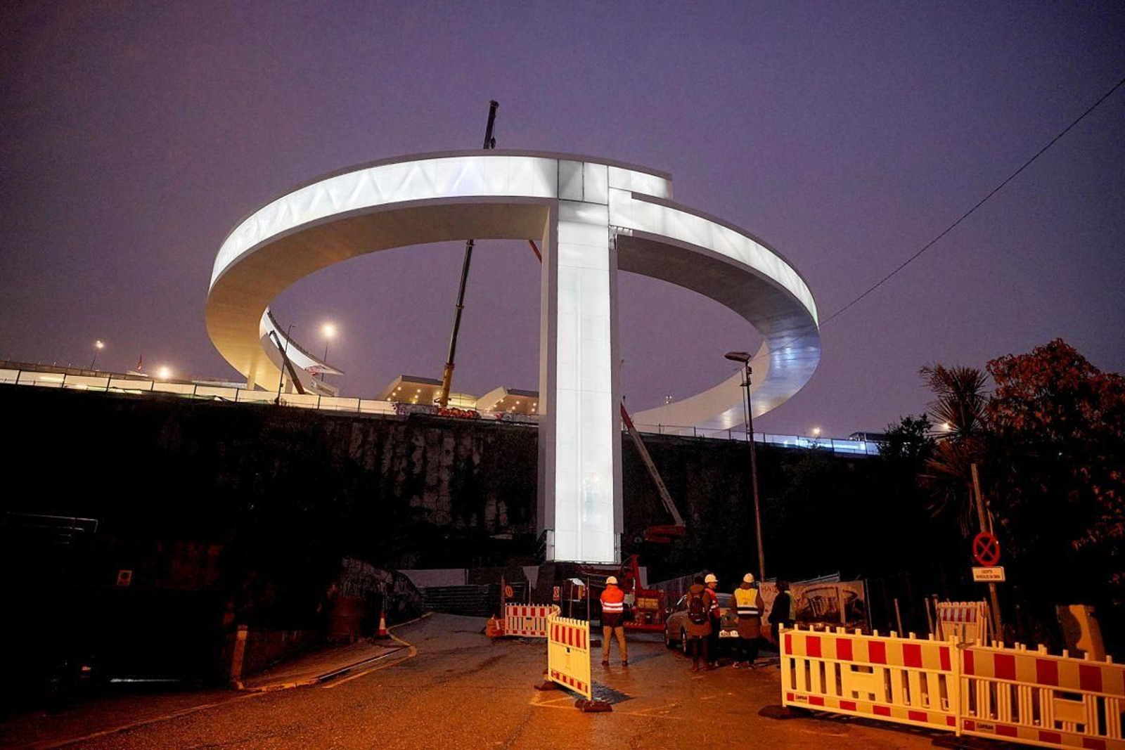 Pruebas de iluminación del nuevo ascensor Halo, que está aún en obras.