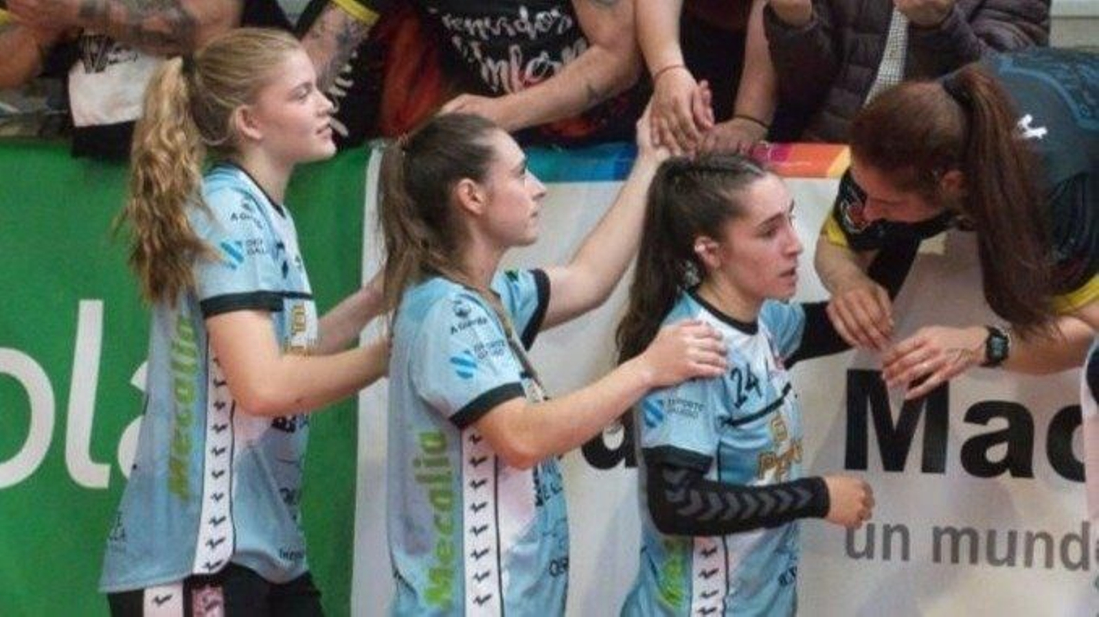 Amores (dorsal 24) recibe el cariño de su afición y de África Sempere.