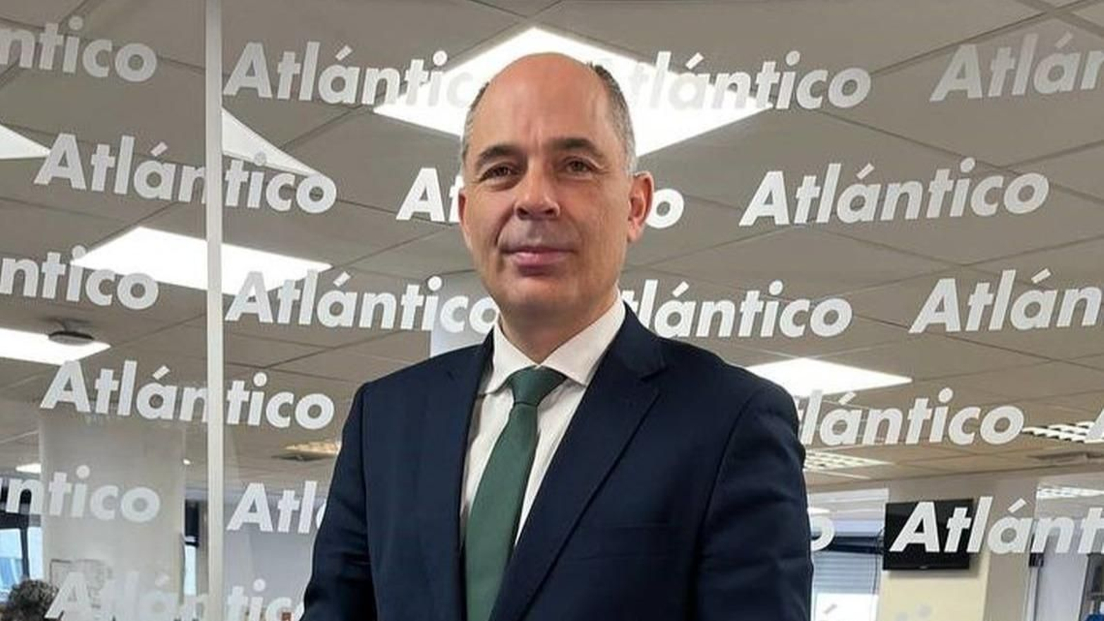 Juan Carlos Ogando Cerdeira, en el set de AtlánticoTV.