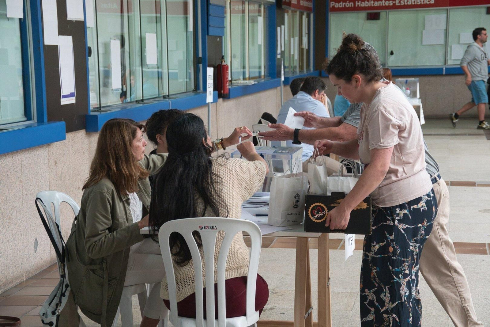 Ciudadanos de Vigo acudieron a votar en las elecciones europeas.