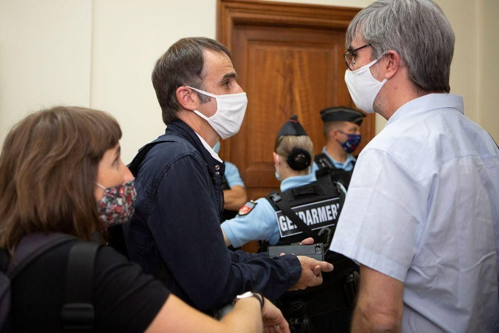 Irati y Egoitz, hijos de Josu Ternera, con su abogado Laurent Pasquet, en el Tribunal de París.