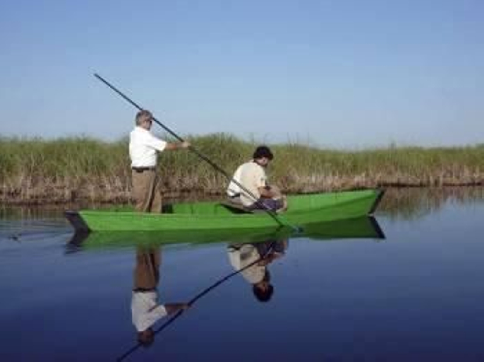 Jesús García, guarda del parque, empuja su barca por las aguas de Daimiel.