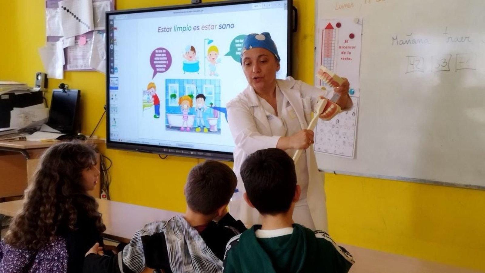 Facultativos del Centro de Salud de Porirño, enseñan en las aulas el cuidado y la higiene bucal.