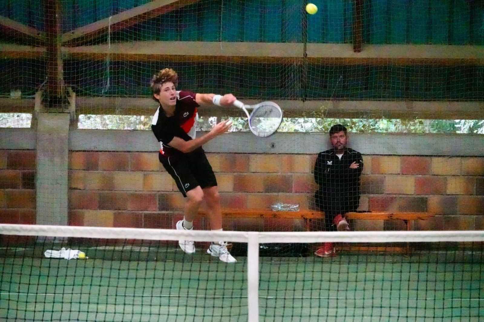 Roger Pascual conecta un golpe en la pista cubierta del Club de Campo.