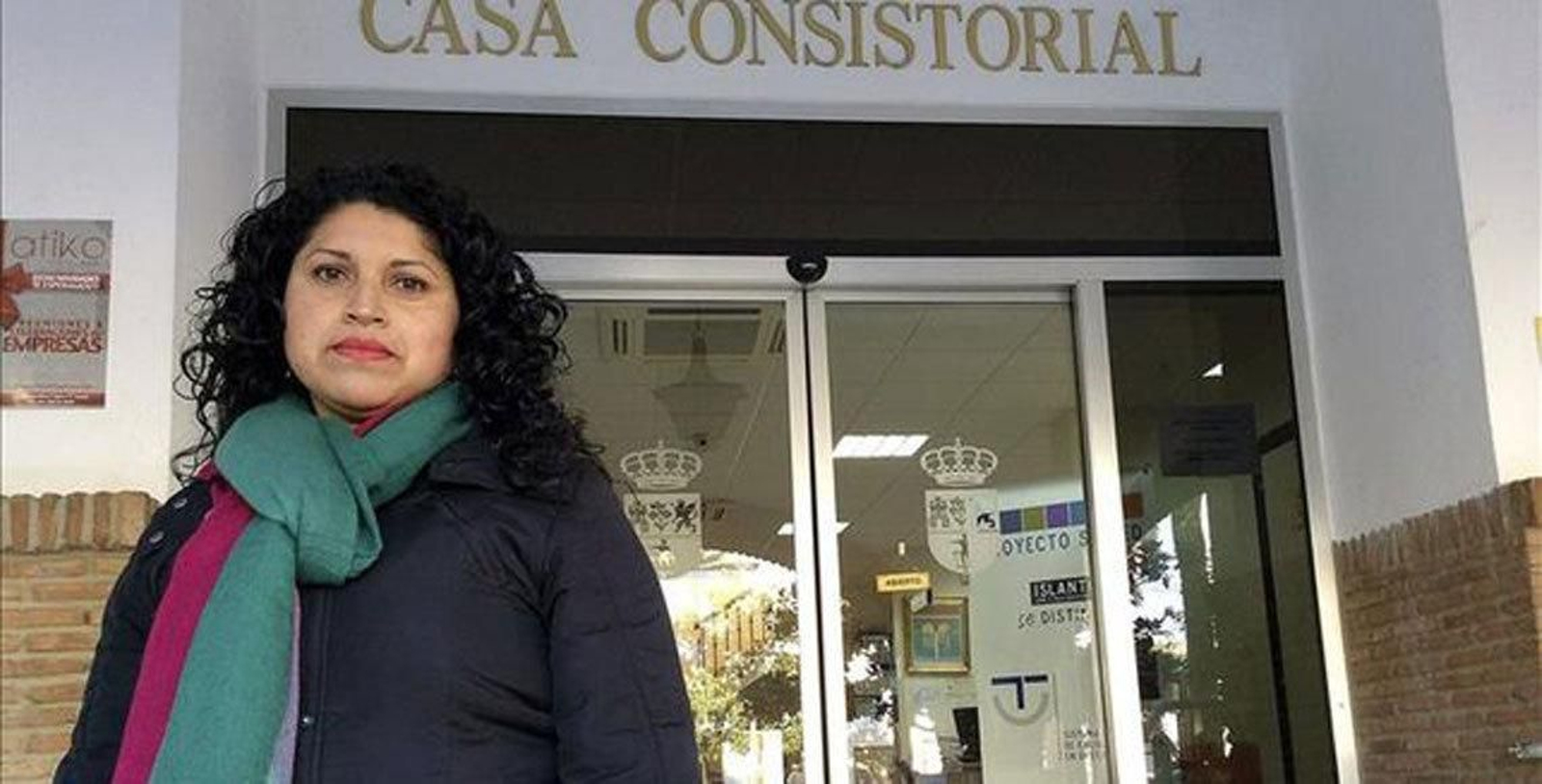 La inmigrante ecuatoriana Leonor Castillo a las puertas del Ayuntamiento de  Lepe.